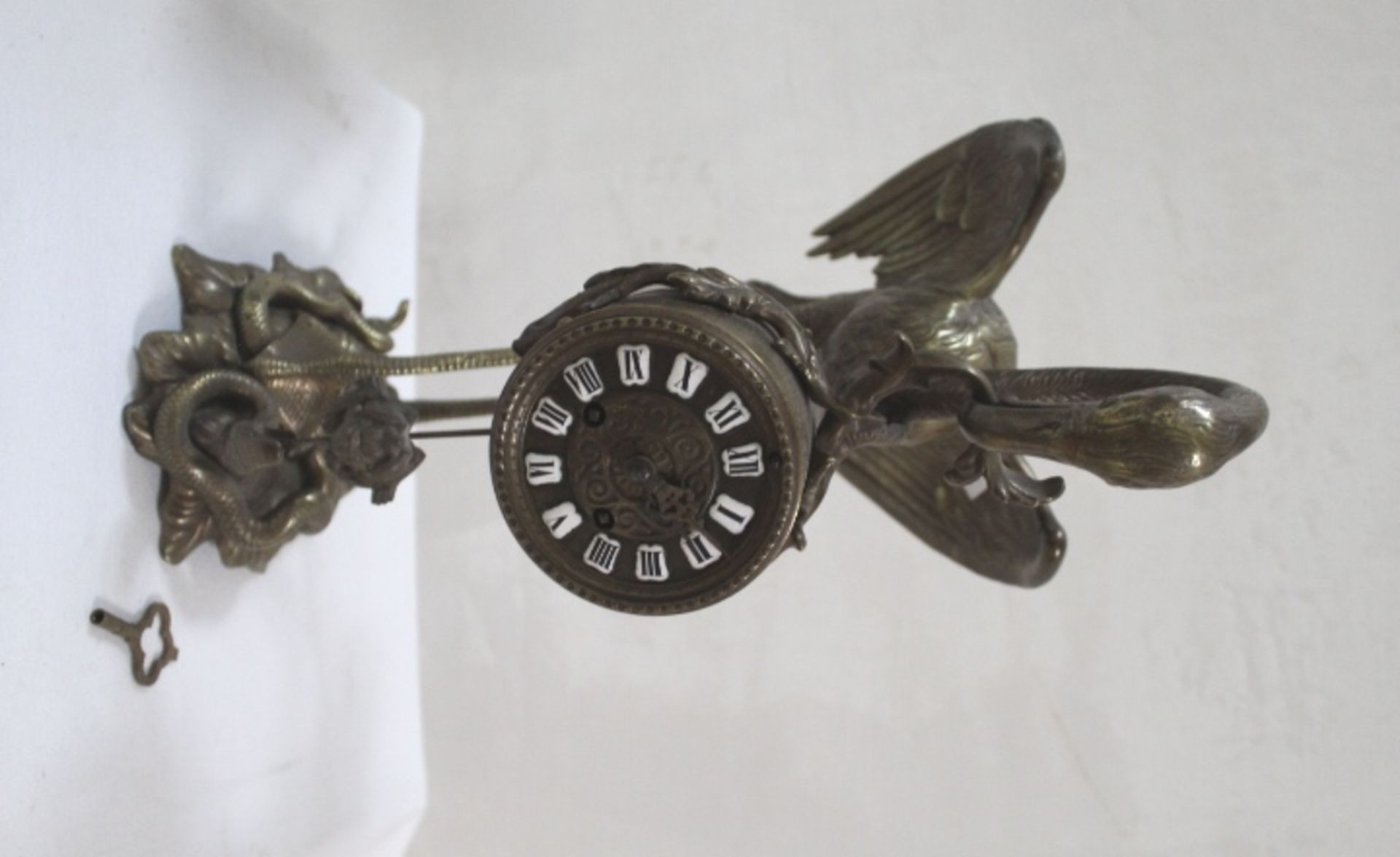 Uhr in Form eines eine Trommeluhr im Schnabel haltenden Flamingos; wohl Nachbau nach alten Vorbilde