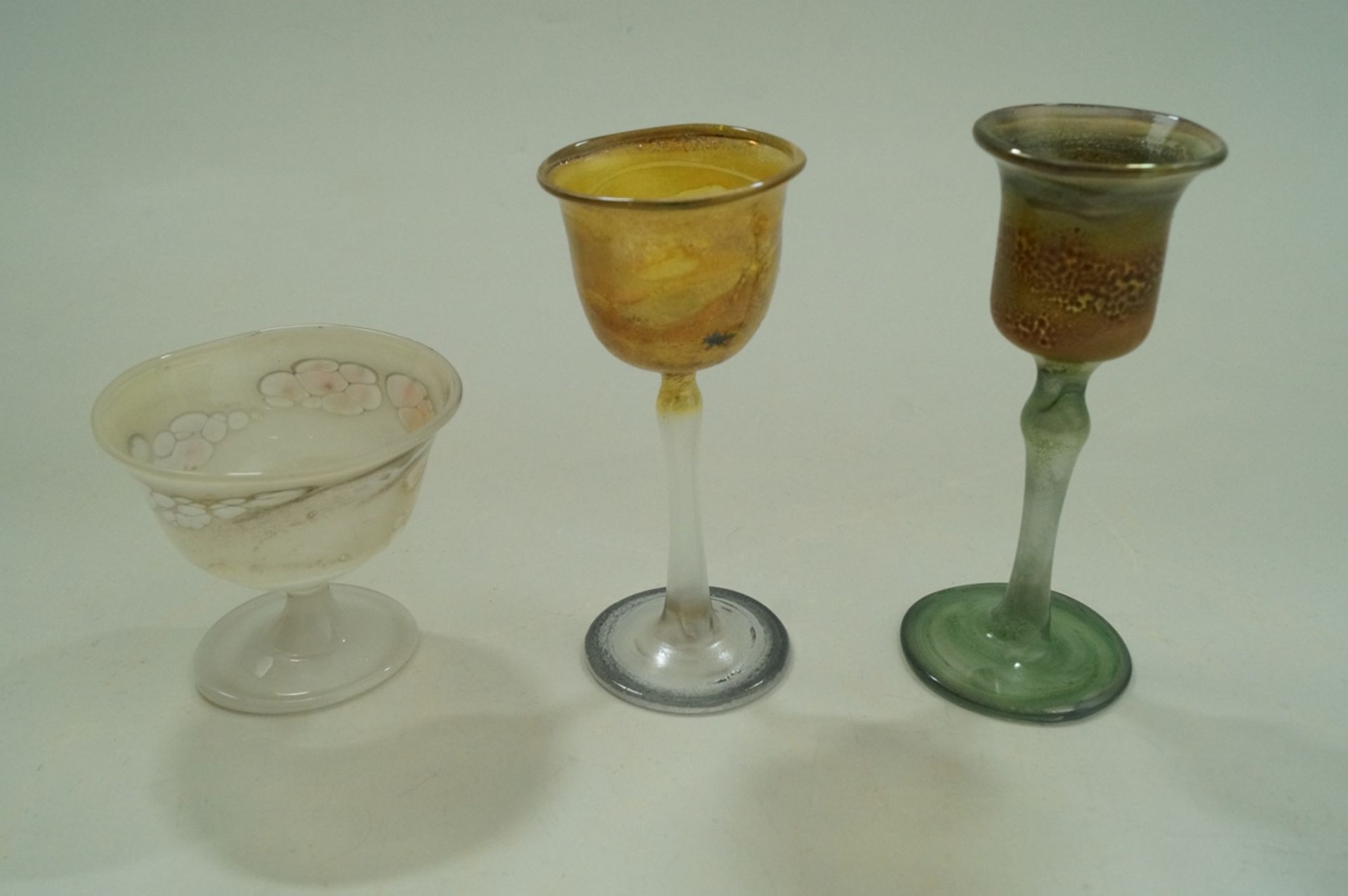 Konvolut aus 6 handgearbeiteten Studio-Gläsern; dabei u.a. Poschinger (Henkelbecher) sowie drei Stü - Bild 3 aus 3
