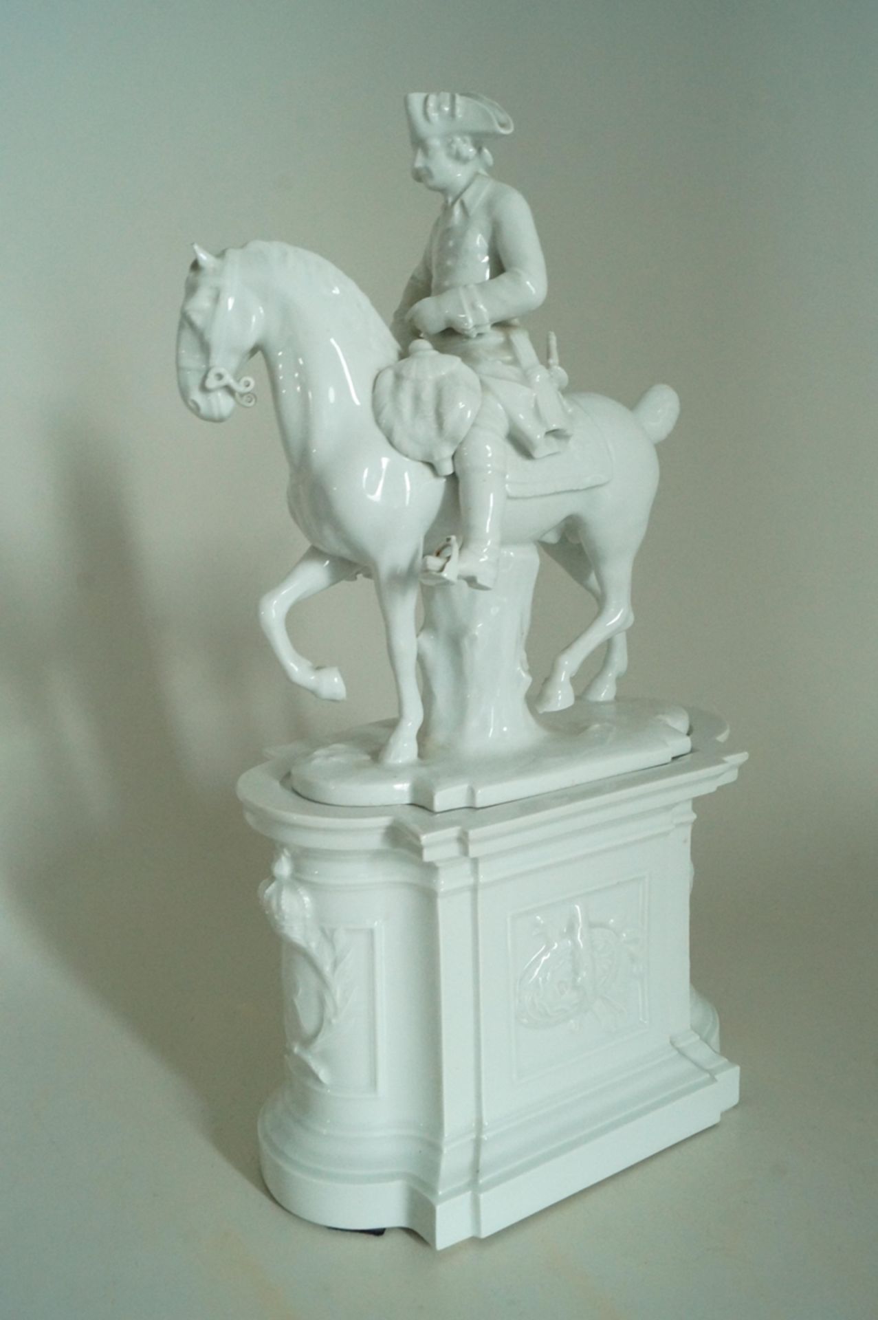 Friedrich II. zu Pferd auf Sockel; Große Porzellanfigur vom "Alten Fritz" zu Pferd auf Denkmalsocke - Bild 2 aus 4