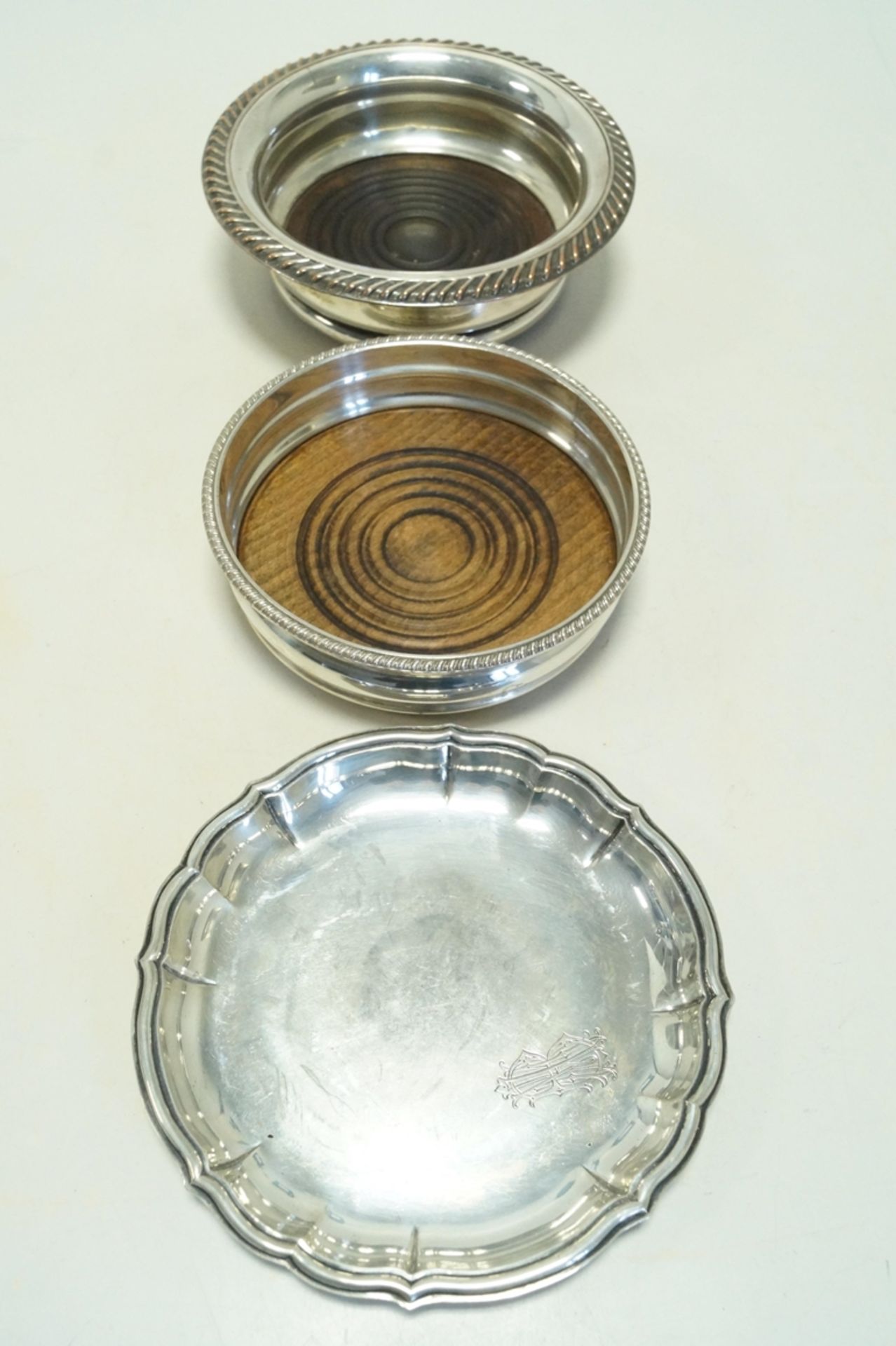 2 Flaschenuntersetzer mit hoher Wandung sowie ein Untersetzer als Teller; Silber und versilbert; ge - Bild 2 aus 2