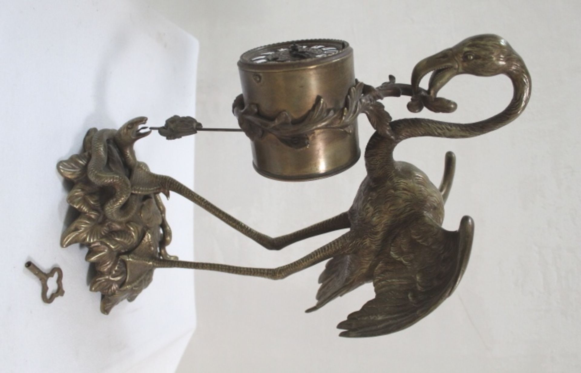 Uhr in Form eines eine Trommeluhr im Schnabel haltenden Flamingos; wohl Nachbau nach alten Vorbilde - Bild 2 aus 4