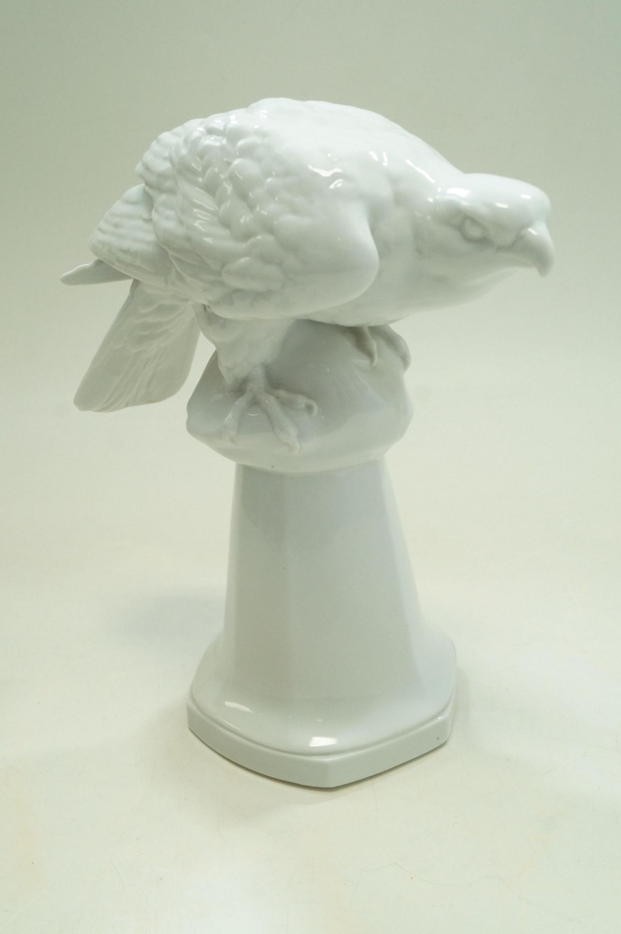 Seltenere, große Ausformung eines auf einem Postament sitzenden Adlers; unbemaltes, weißes Porzella