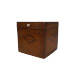Alte, würfelförmige Aufbewahrungs-Holzbox, wohl einst für Tee oder kostbare Gewürze; umlaufend mit 