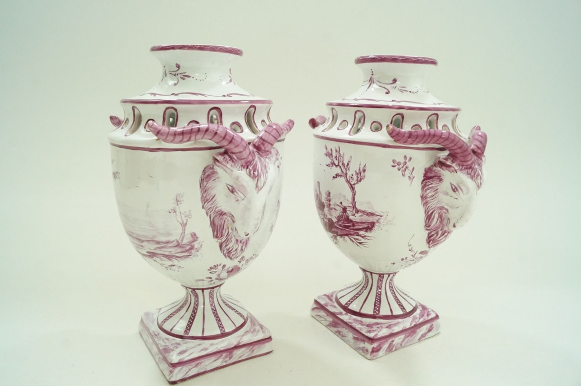 Ausgefallenes Pärchen Potpourri-Vasen mit seitlich angesetzten Widderköpfen; Fayence, in lilatönen  - Bild 4 aus 5