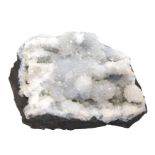Mit weißen Kristallen besetzter Quarz-Zierstein; guter, dekorativer Zustand; Maße ca.: B: 16cm, T: 
