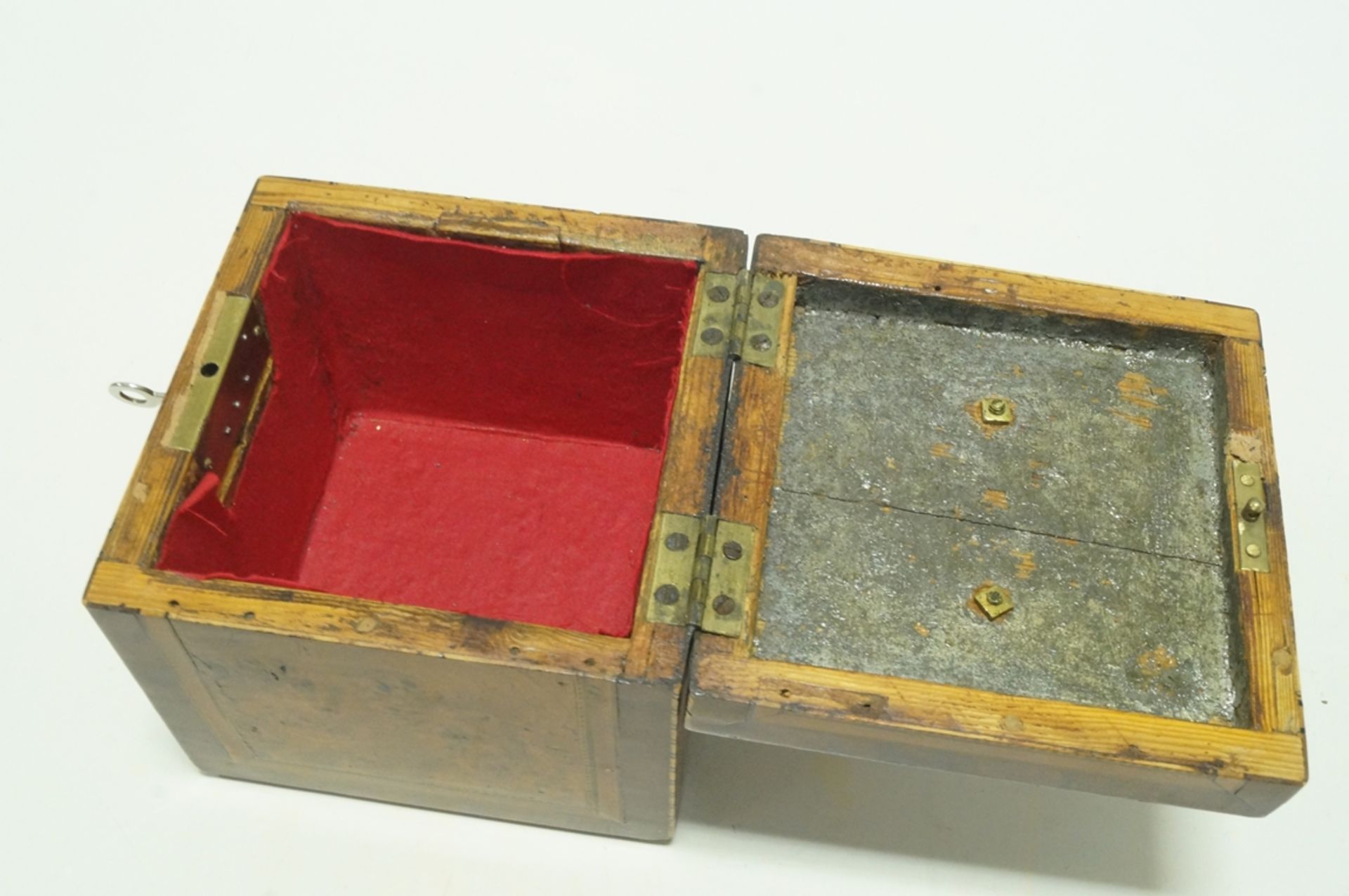 Alte, würfelförmige Aufbewahrungs-Holzbox für Tee oder kostbare Gewürze; umlaufend aufwendig mit Ei - Bild 3 aus 3