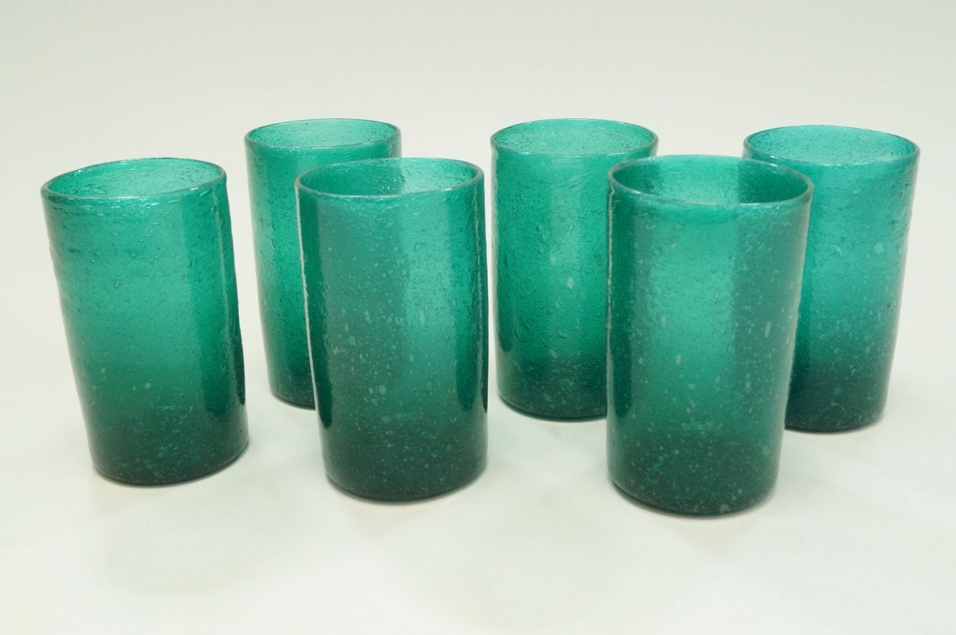 Konvolut aus 6 handgearbeiteten, grünen Trinkgläsern aus "Regentropfenglas"; guter Zustand; Höhe: 1