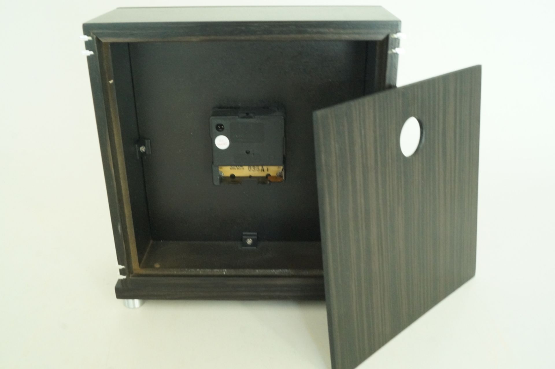 Neuzeitliche Funkuhr mit Quarzwerk im Stil des Art Deco; Hersteller: AMS. - Uhrenfabrik, Furtwangen - Bild 4 aus 4