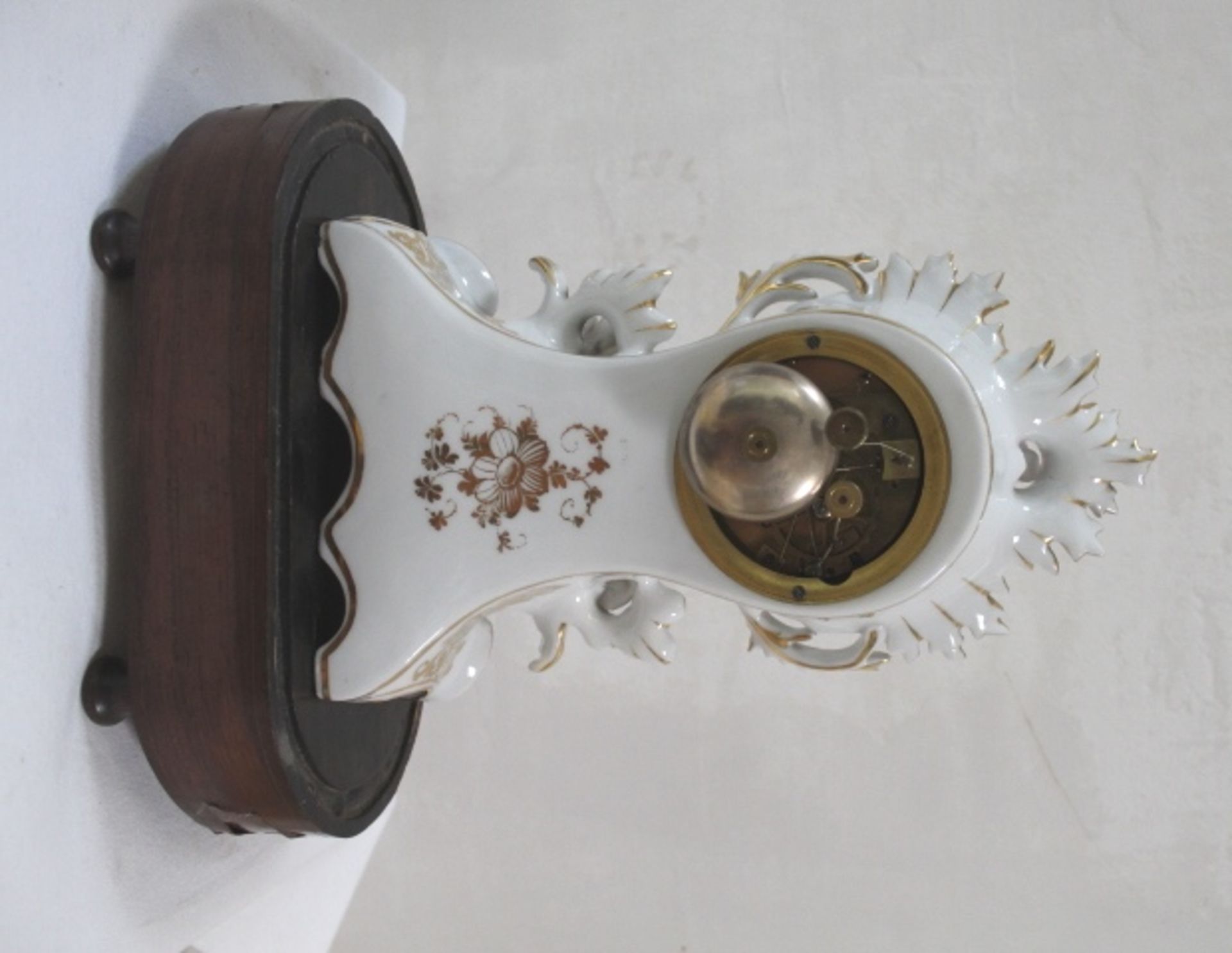 Wohl neuzeitliche Porzellanuhr unter Glassturz; guter Zustand; Schlüssel anbei aber Werk ungeprüft; - Bild 3 aus 4