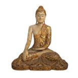 Sitzender Buddha, wohl Thailand, 20. Jh.; Massivholz, plastisch geschnitzt; Rotlackgrund, teils gol