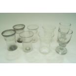 Acht Wasser- bzw. Trinkgläser aus handgearbeitetem Klarglas, 4x 2Stk.; verschiedene Oberflächen und