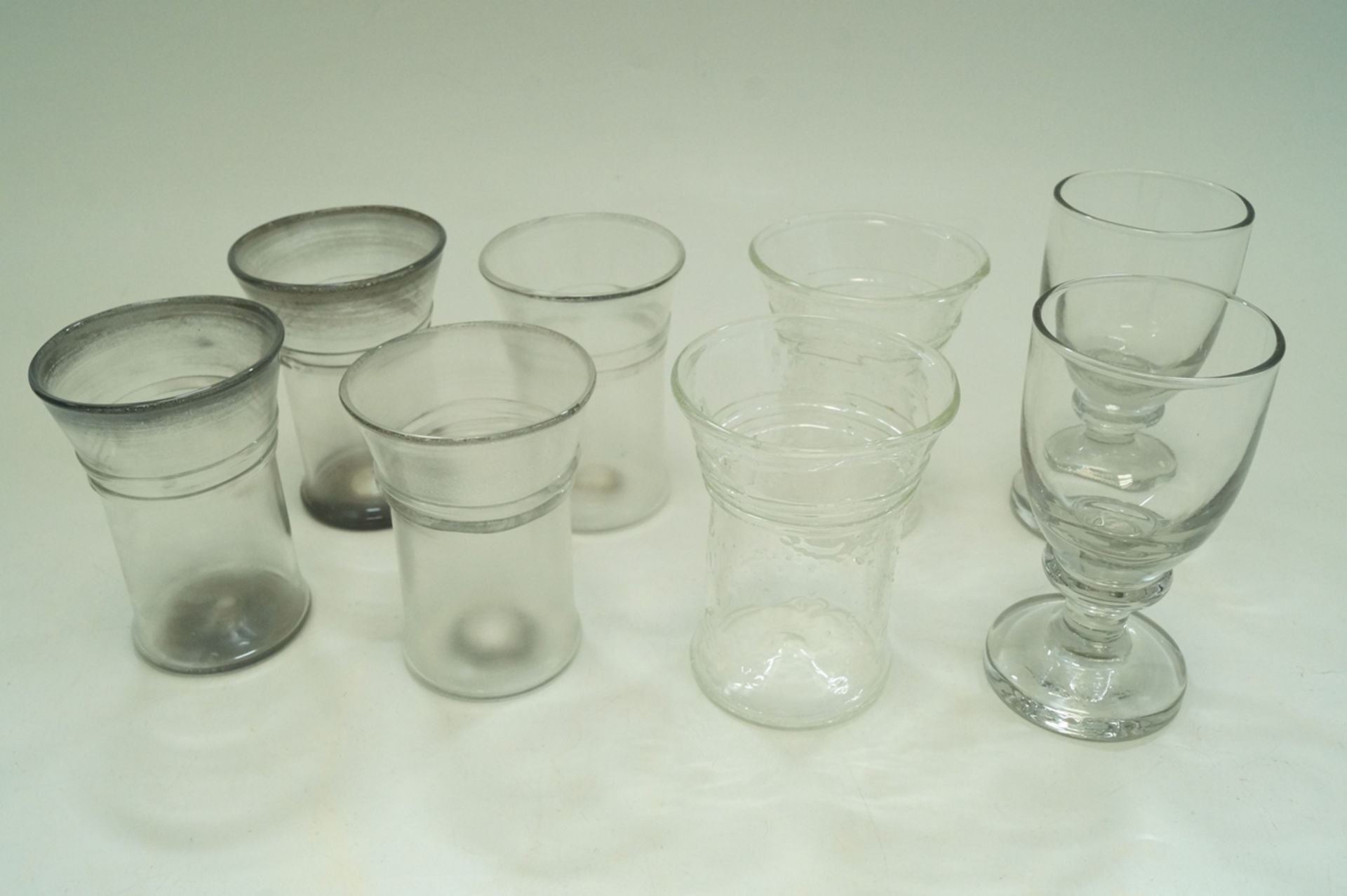 Acht Wasser- bzw. Trinkgläser aus handgearbeitetem Klarglas, 4x 2Stk.; verschiedene Oberflächen und