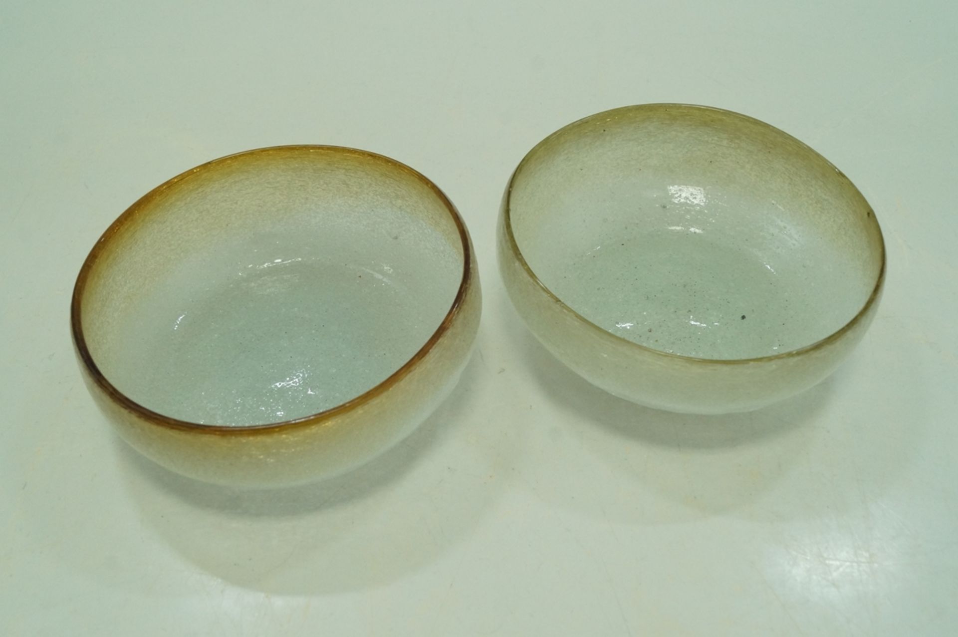 Zwei kleine Konfektschälchen aus rauem Studioglas; beige-braune Farbgebung; Handarbeit, unbezeichne - Bild 2 aus 3