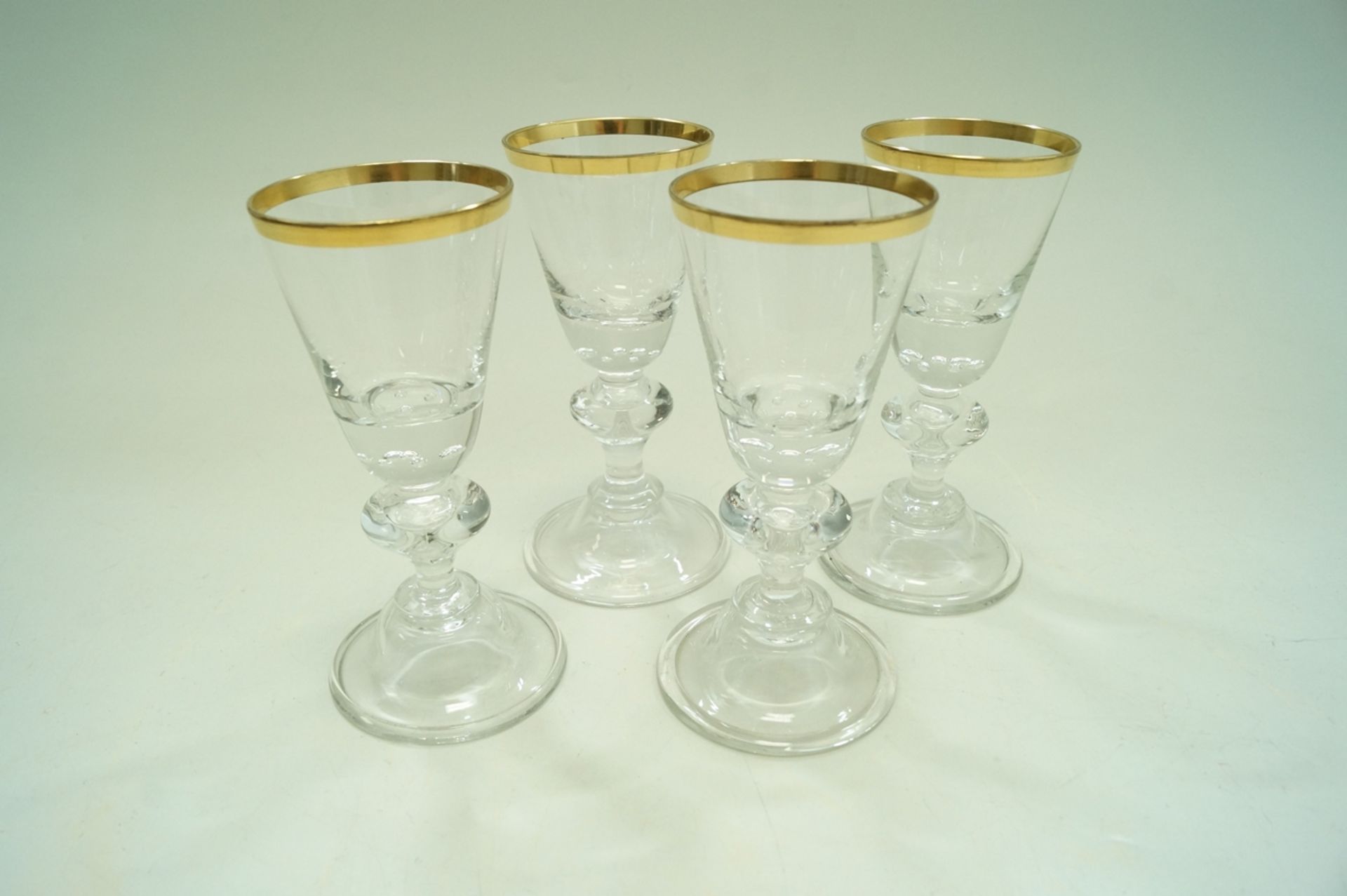 Vier von Hand aus Klarglas gefertigte, kleine Kelchgläser mit Nodus und Goldrand; neuwertiger Zusta