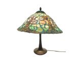 Neuzeitliche Tischlampe im Tiffany-Stil; schwerer Bronzefuß; einflammige Beleuchtung unter aufwendi
