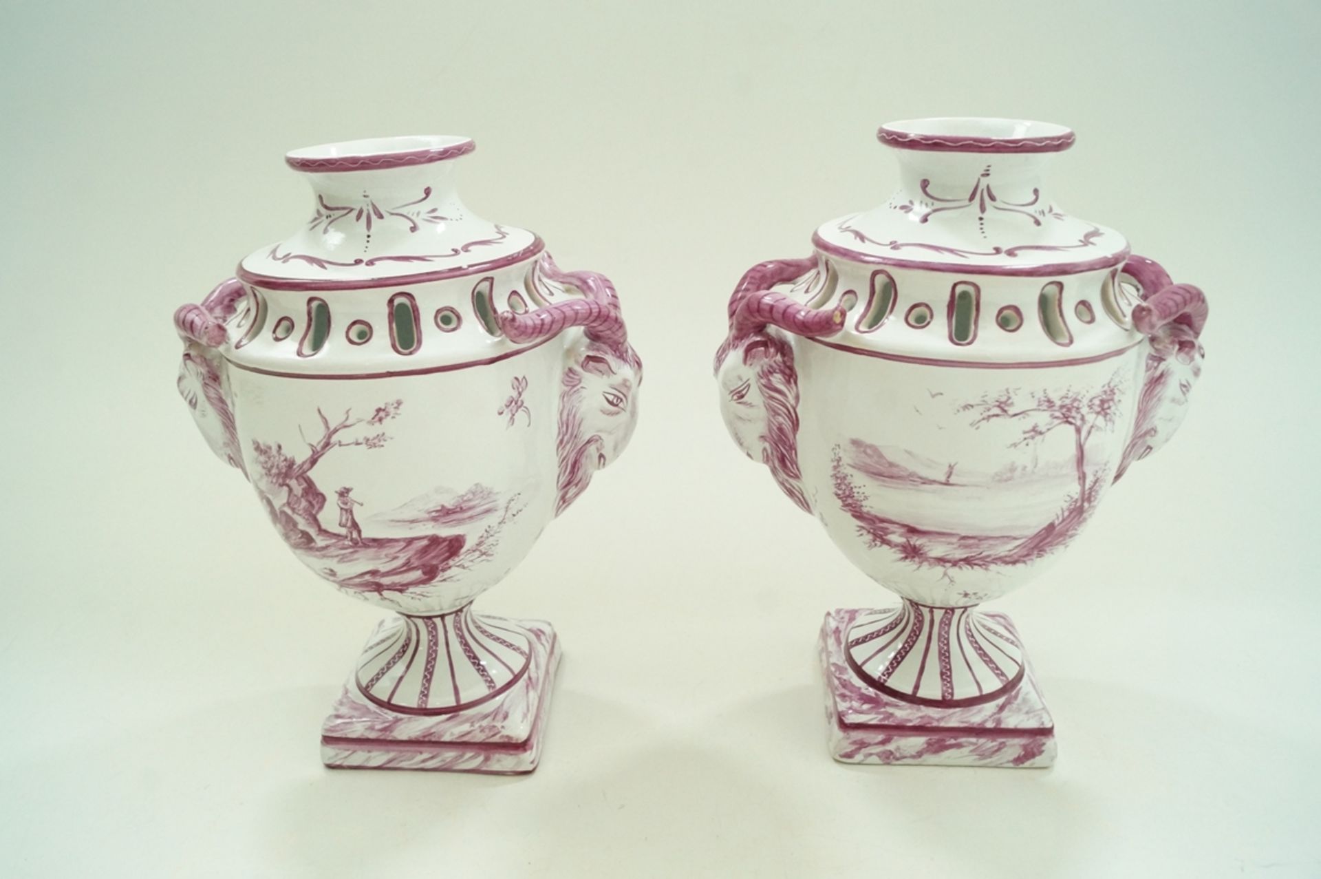Ausgefallenes Pärchen Potpourri-Vasen mit seitlich angesetzten Widderköpfen; Fayence, in lilatönen  - Bild 3 aus 5
