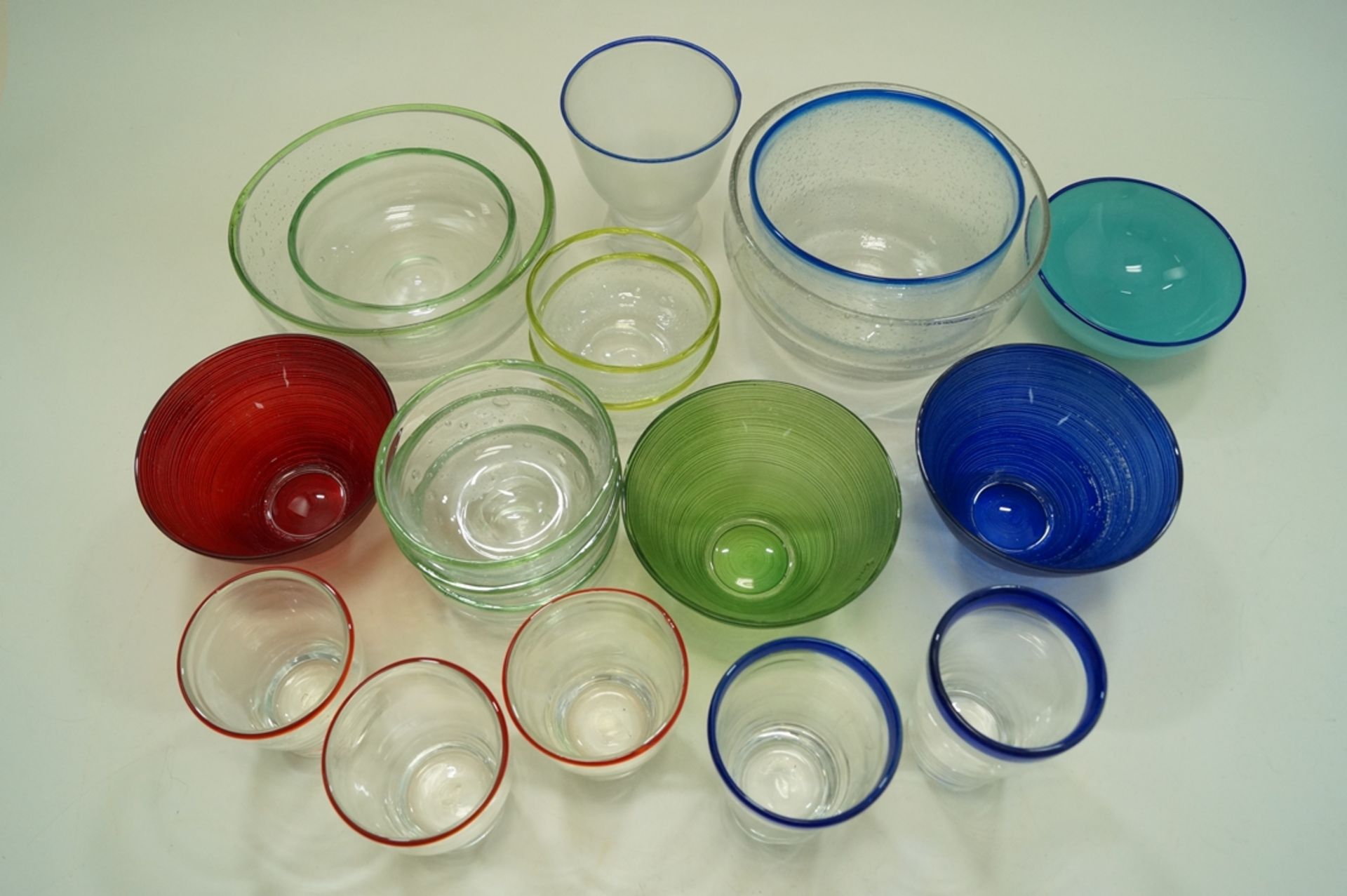 Großes Konvolut aus Handgearbeiteten Gebrauchsglasobjekten; in Summe 19 Teile Schüsseln und Gläser; - Bild 3 aus 4