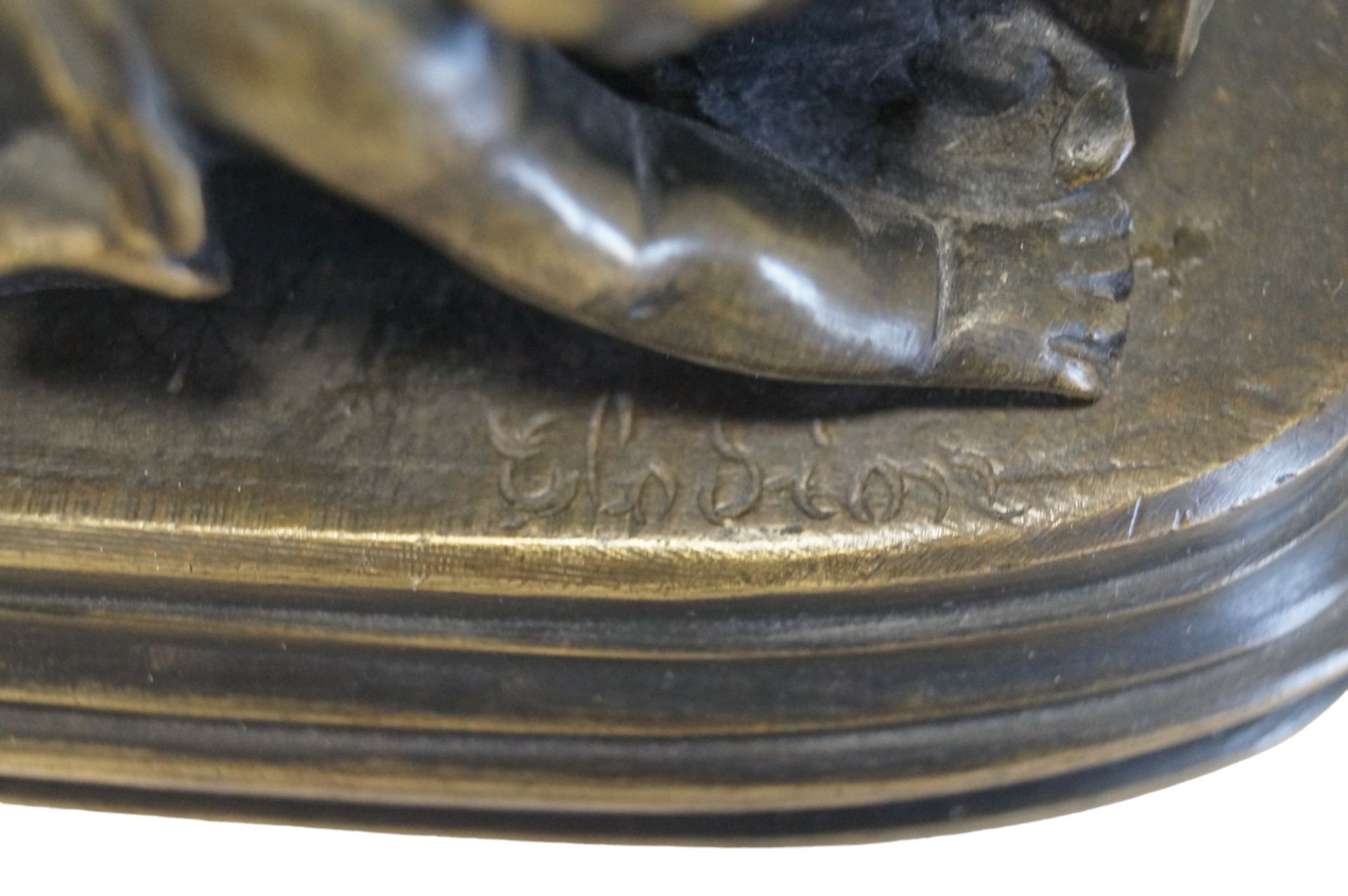 Kleine Bronze nach Claude-Michel Clodion mit Darstellung eines jungen Bachus über einem geleerten W - Bild 3 aus 3