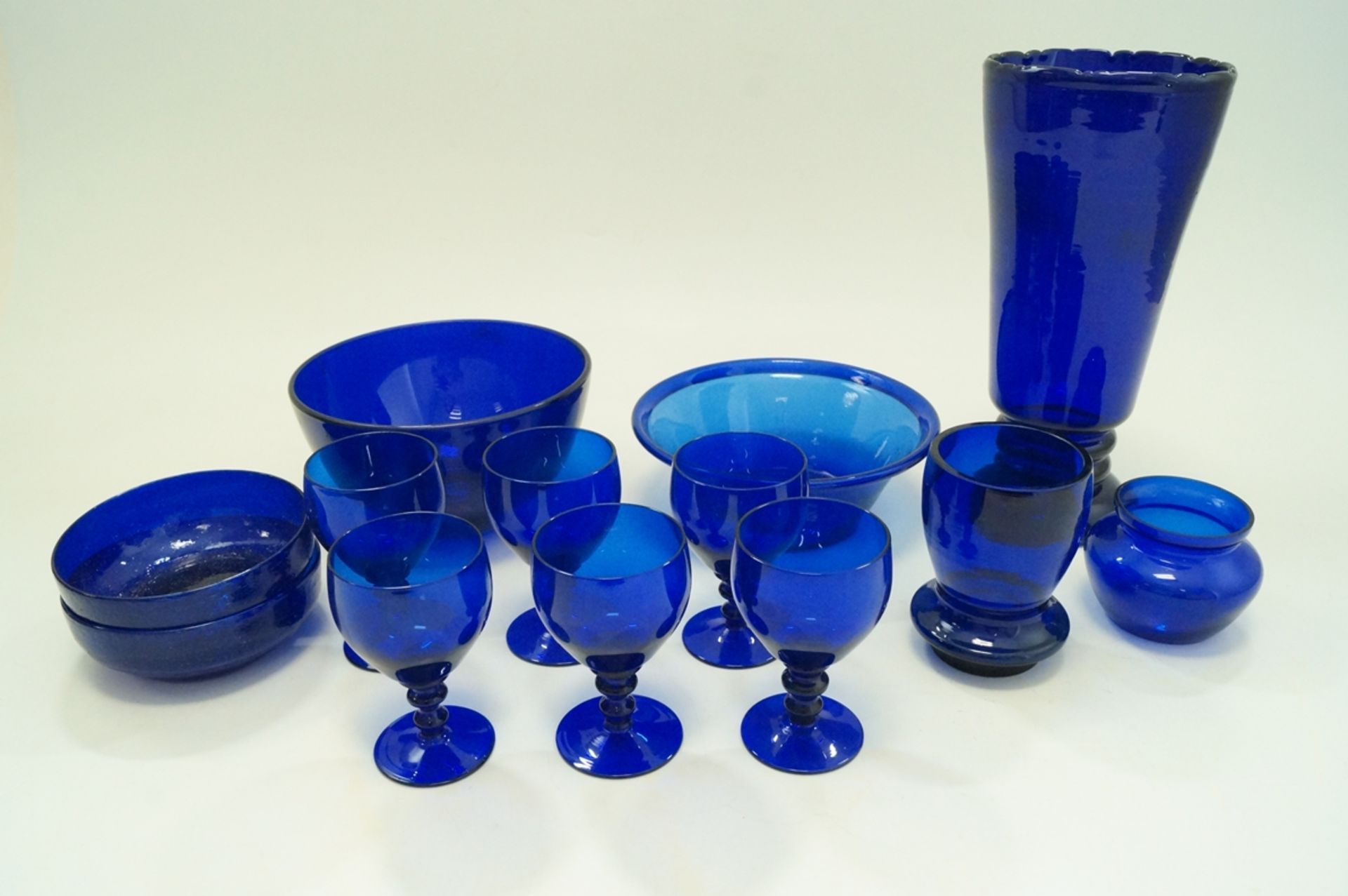 Konvolut aus insgesamt 13 Teilen blauem, handgearbeitetem Studioglas; dabei 3 Vasen, 2 Schüsseln, 2