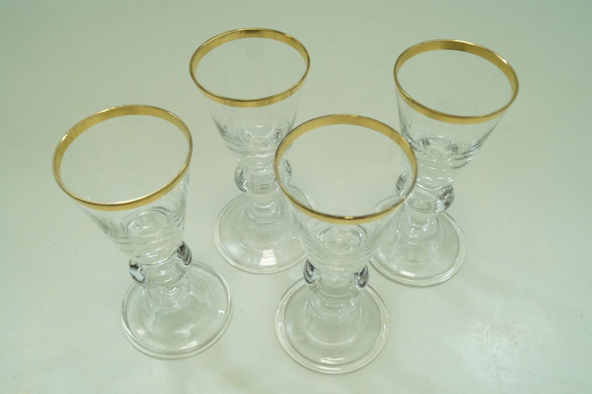 Vier von Hand aus Klarglas gefertigte, kleine Kelchgläser mit Nodus und Goldrand; neuwertiger Zusta - Bild 3 aus 3