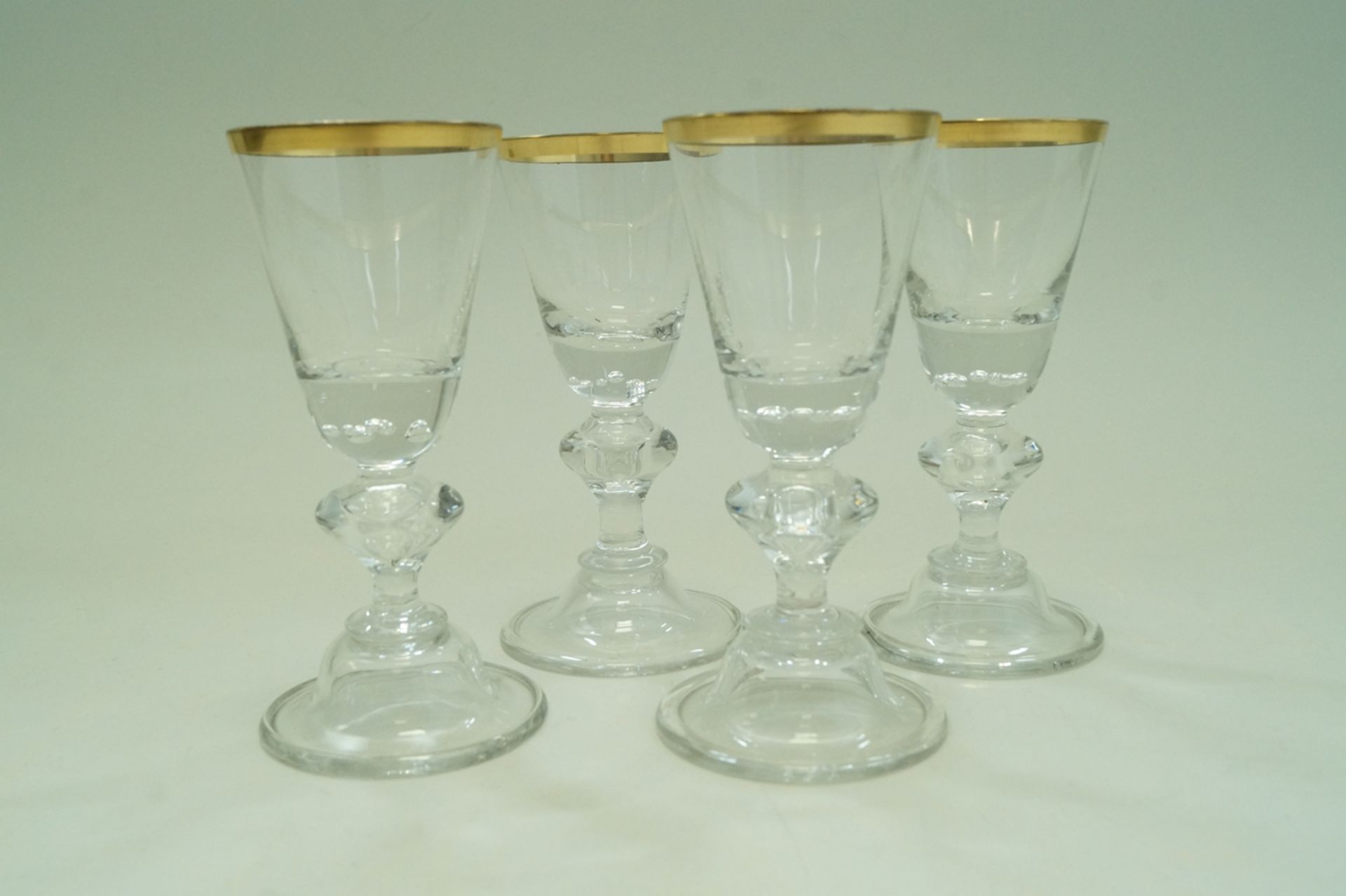 Vier von Hand aus Klarglas gefertigte, kleine Kelchgläser mit Nodus und Goldrand; neuwertiger Zusta - Bild 2 aus 3