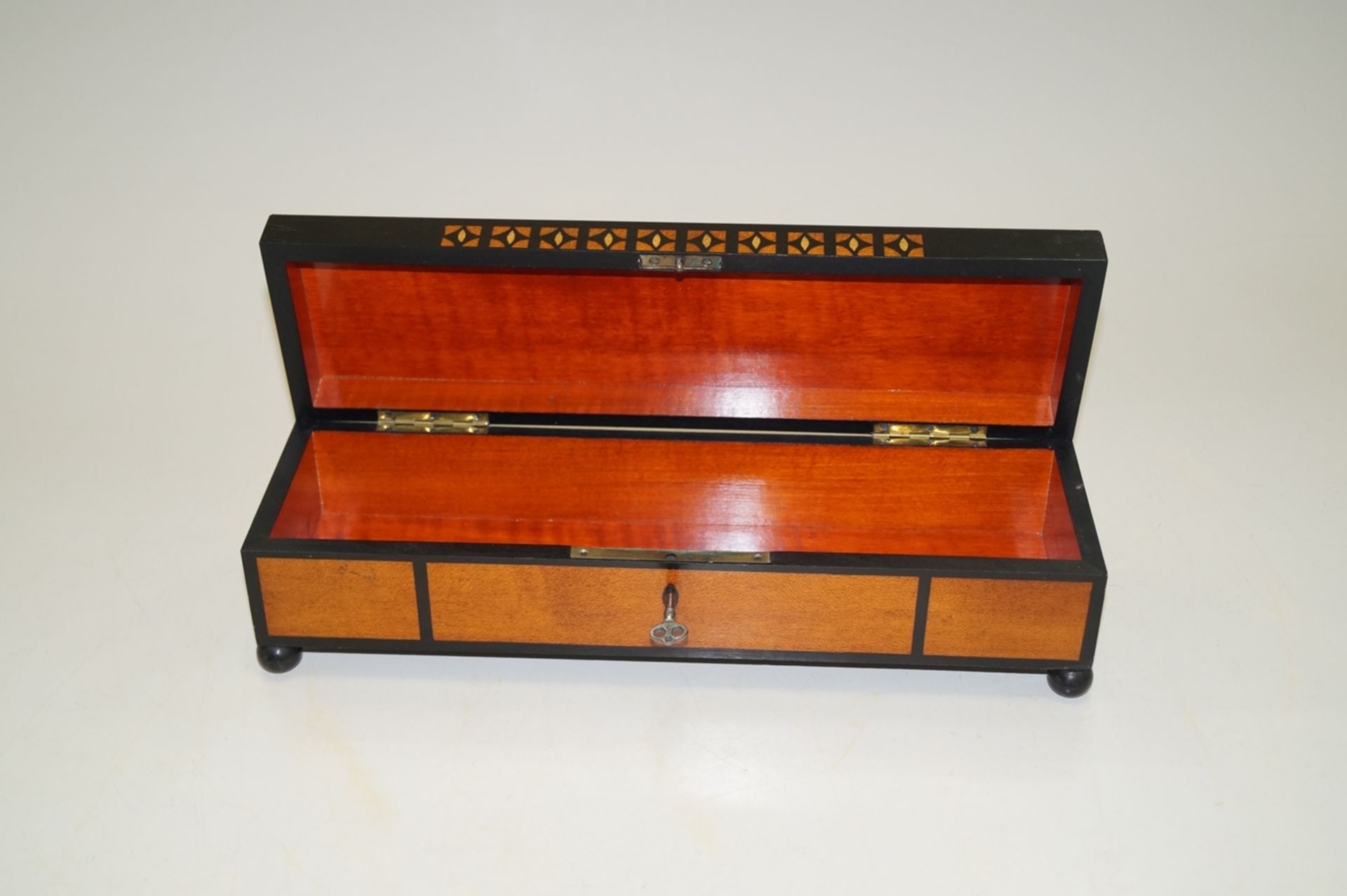 Holzschatulle mit Zierschlüssel, Details mit schwarzen Verzierungen; ein Kugelfuß fehlt, ansonsten  - Image 2 of 2