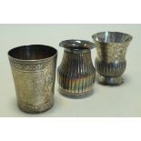 Konvolut aus drei kleinen Silbergefäßen; 1x Becher, 2x Vasen; verschiedene Legierungen, Alter, Hers