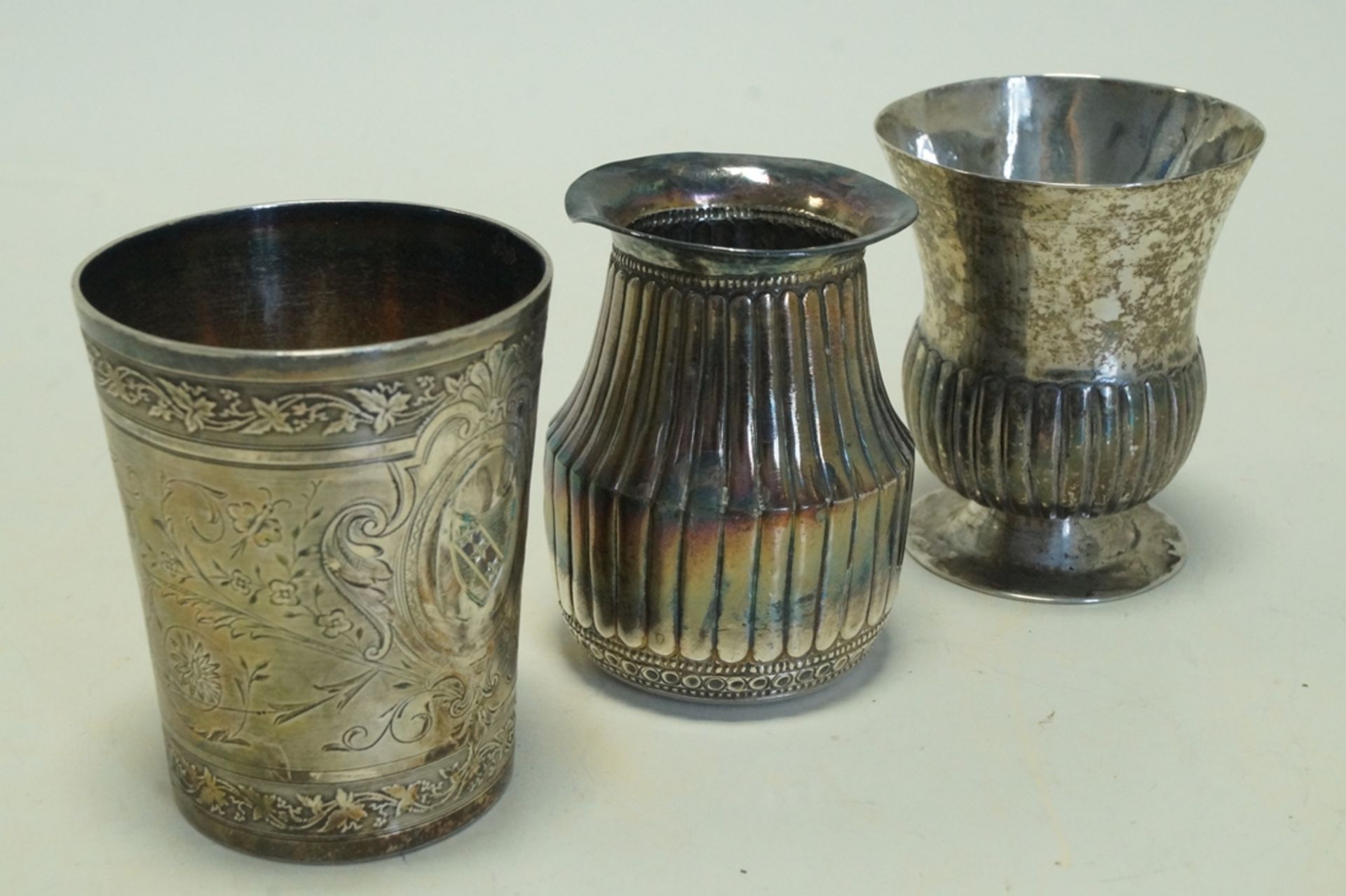 Konvolut aus drei kleinen Silbergefäßen; 1x Becher, 2x Vasen; verschiedene Legierungen, Alter, Hers