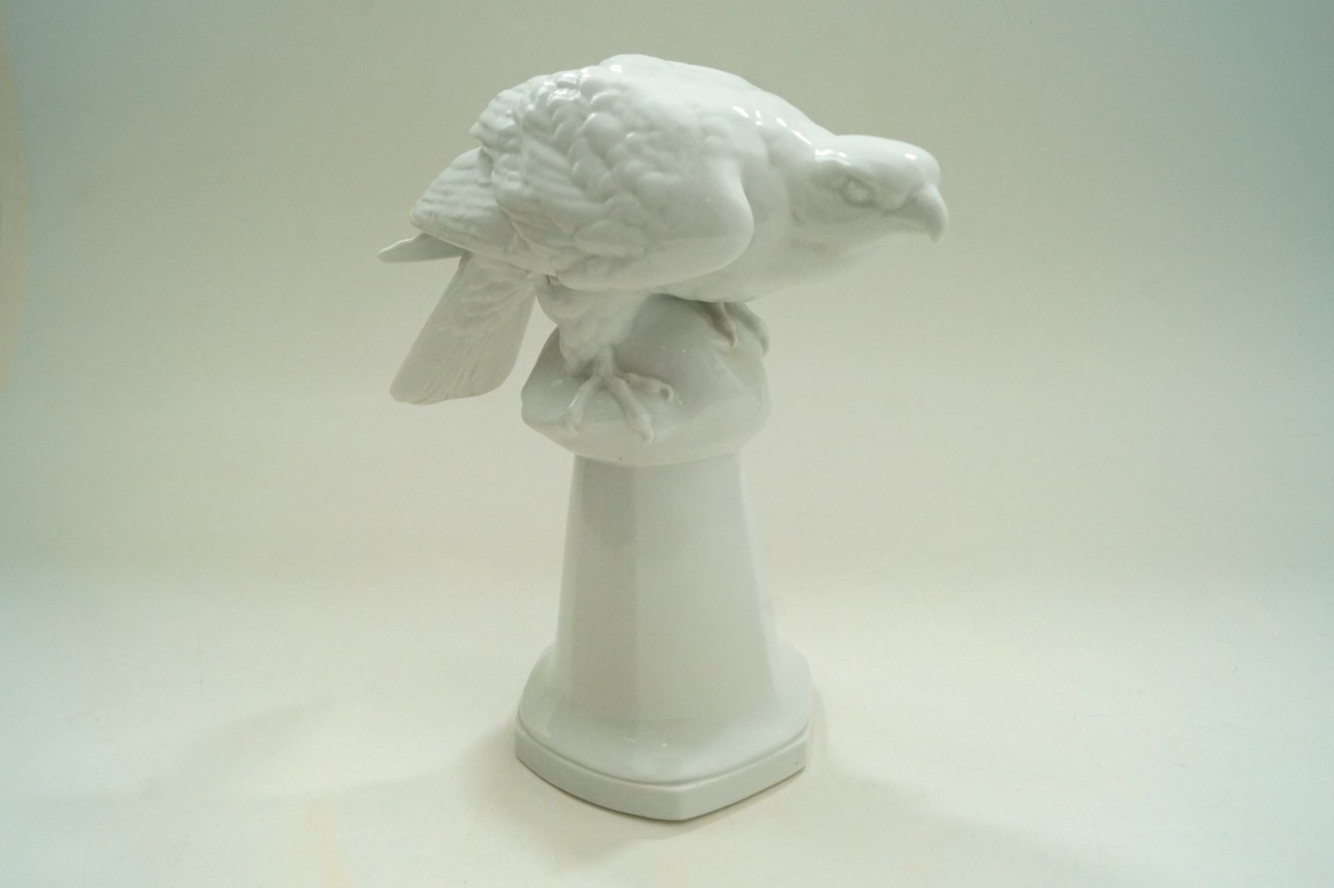 Seltenere, große Ausformung eines auf einem Postament sitzenden Adlers; unbemaltes, weißes Porzella - Bild 2 aus 7