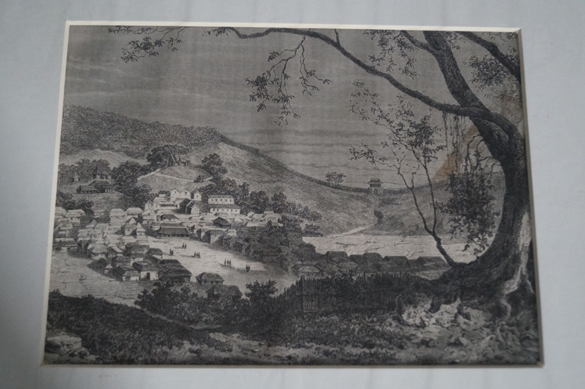 Alter Kupferstich mit Darstellung eines im Tal liegenden Militärlagers; wohl um 1882; guter Zustand