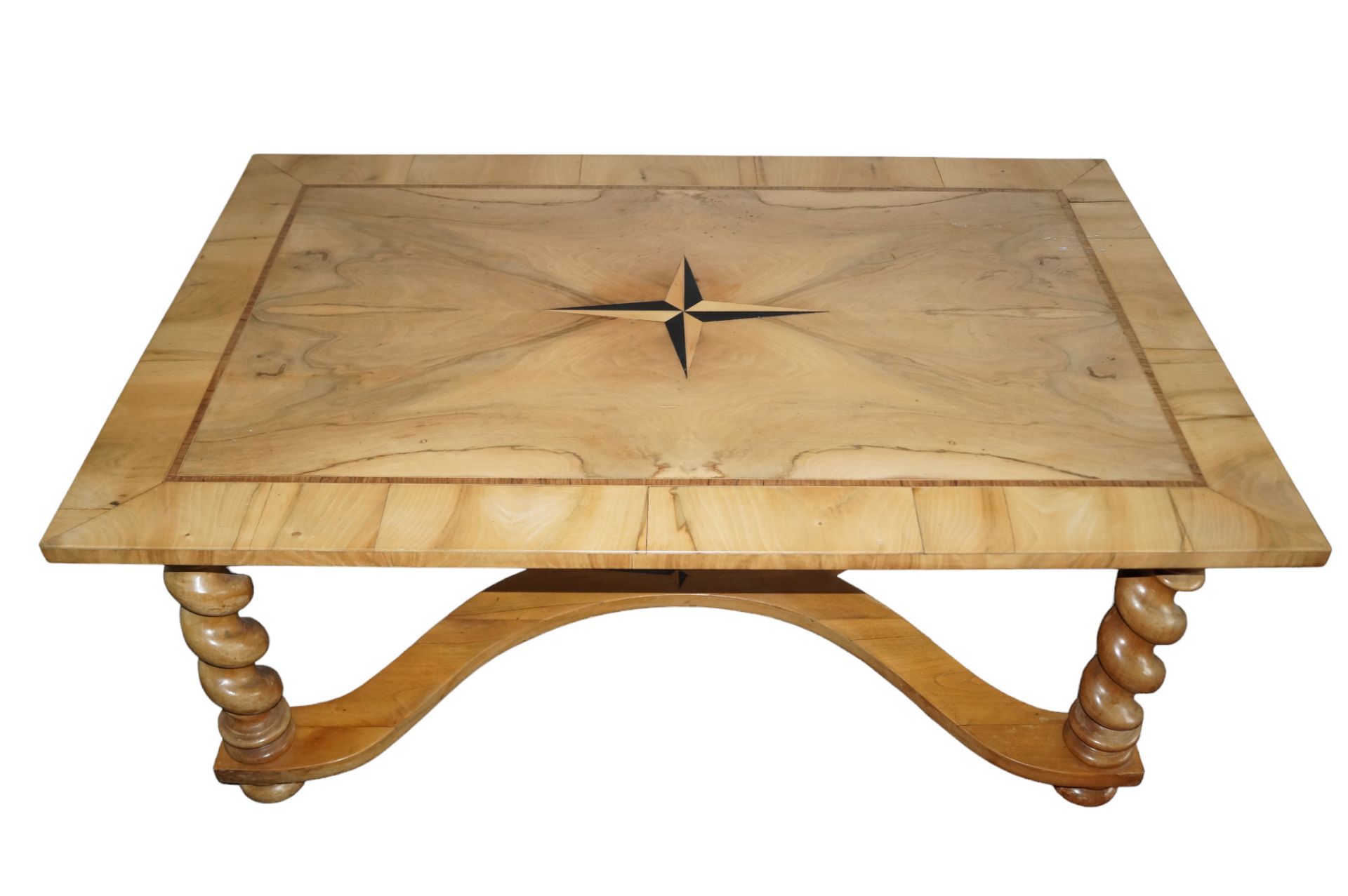 Flacher Beistelltisch wohl aus der Zeit um 1800; Tischplatte mit Stern-Intarsie; vier gedrechselte 
