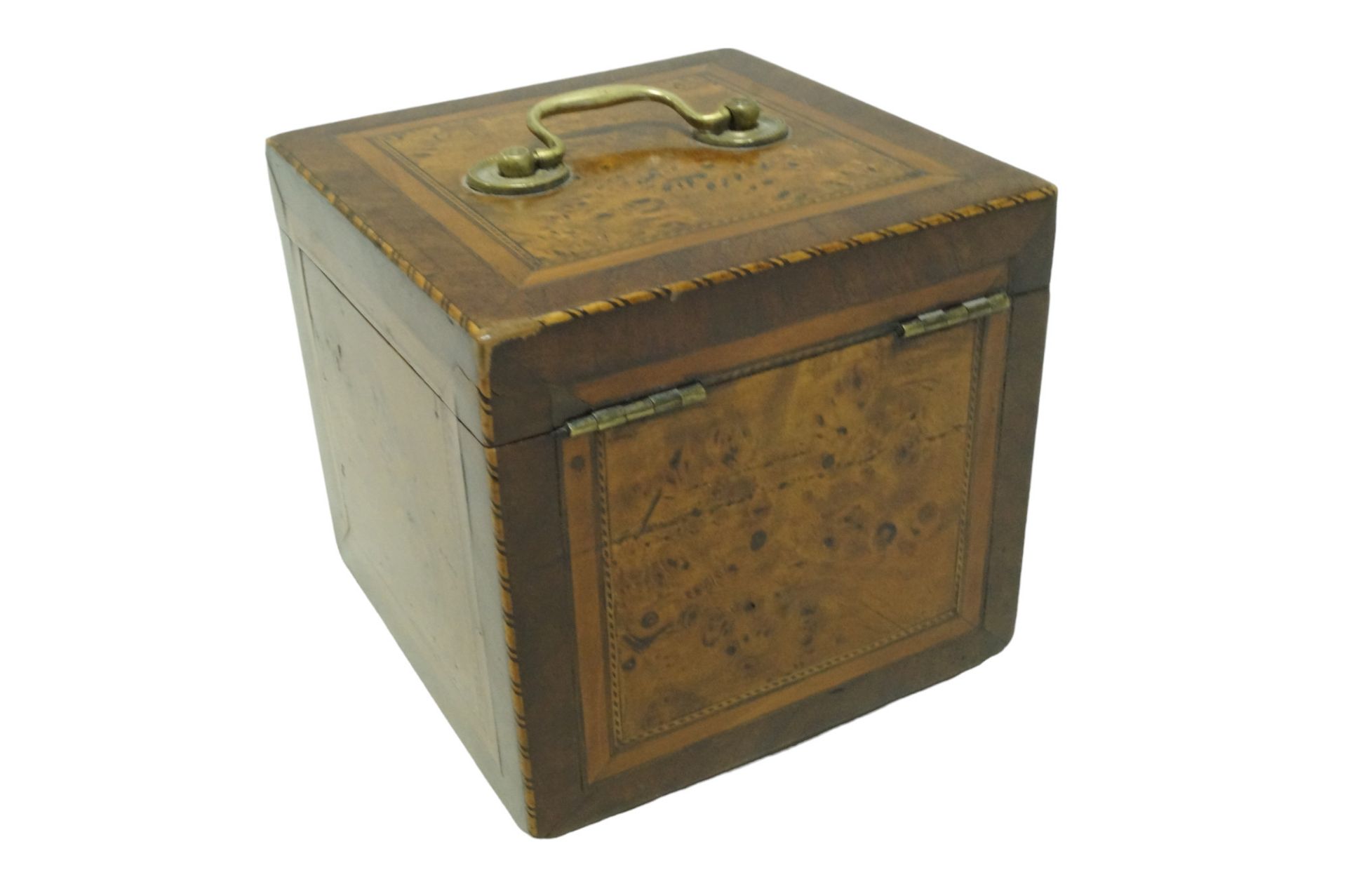 Alte, würfelförmige Aufbewahrungs-Holzbox für Tee oder kostbare Gewürze; umlaufend aufwendig mit Ei - Bild 2 aus 3