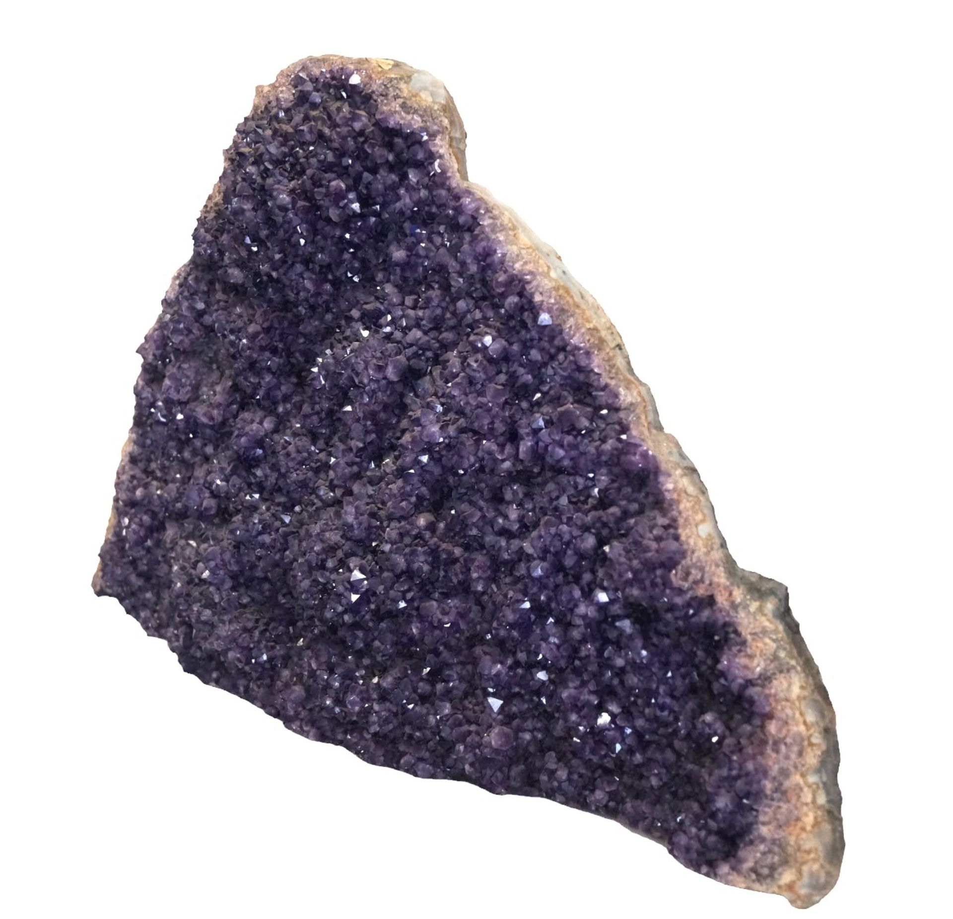 Großes Bruchstück einer wohl brasilianischen Amethyst-Druse; durchgehend mit Amethyst-Kristallen be - Bild 2 aus 2