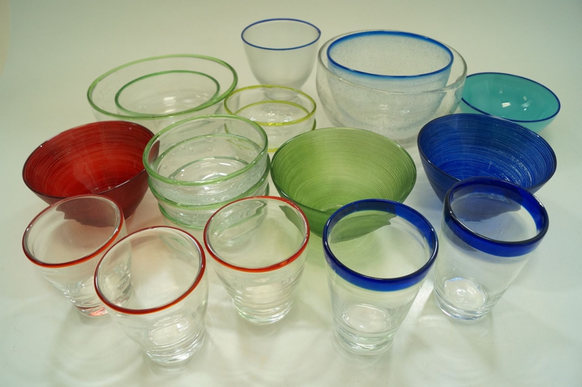 Großes Konvolut aus Handgearbeiteten Gebrauchsglasobjekten; in Summe 19 Teile Schüsseln und Gläser;