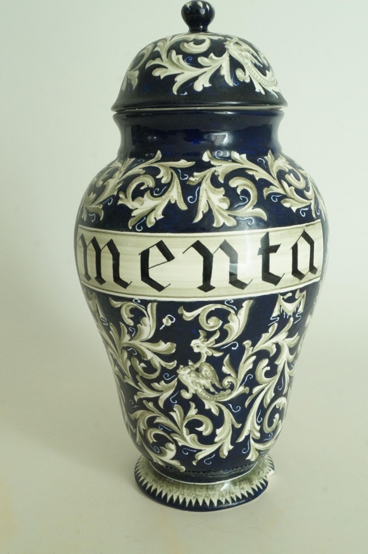 Italienische Majolika Deckelvase in Form eines alten Apothekergefäßes mit Aufschrift "Menta"; Herst - Bild 2 aus 5