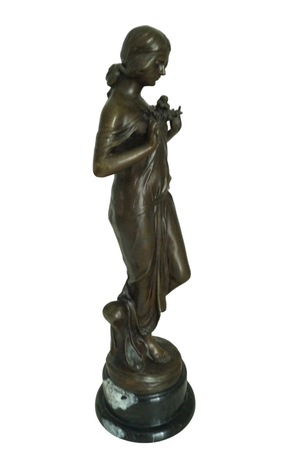 Große, leider unsignierte Statuette einer spärlich gekleideten Dame welche sich ihr mit einem Blüte - Image 2 of 4