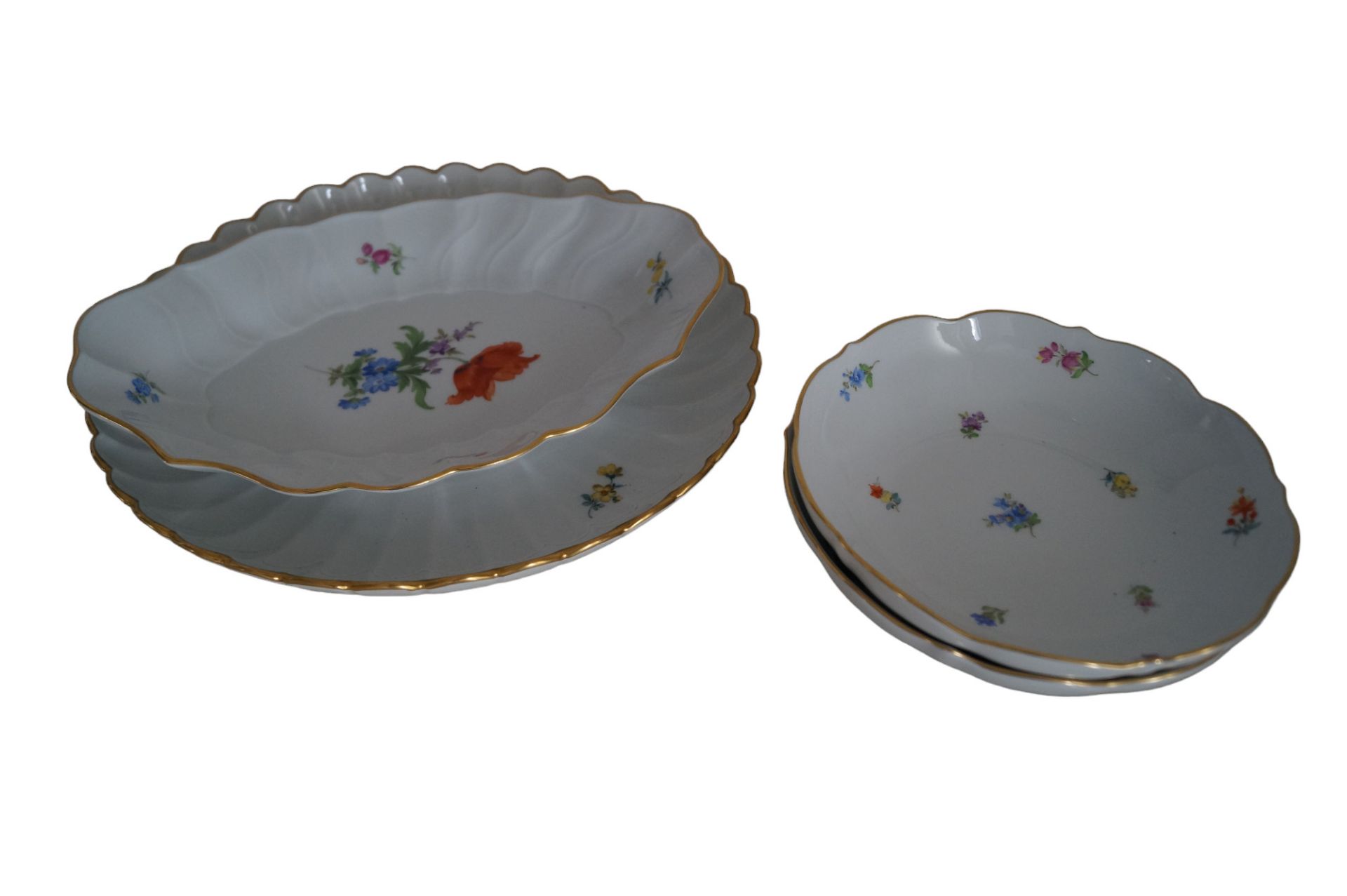 Kleines Konvolut Meissen-Porzellan; 2 Schalen sowie 2 Platten, jeweils mit Blumendekor