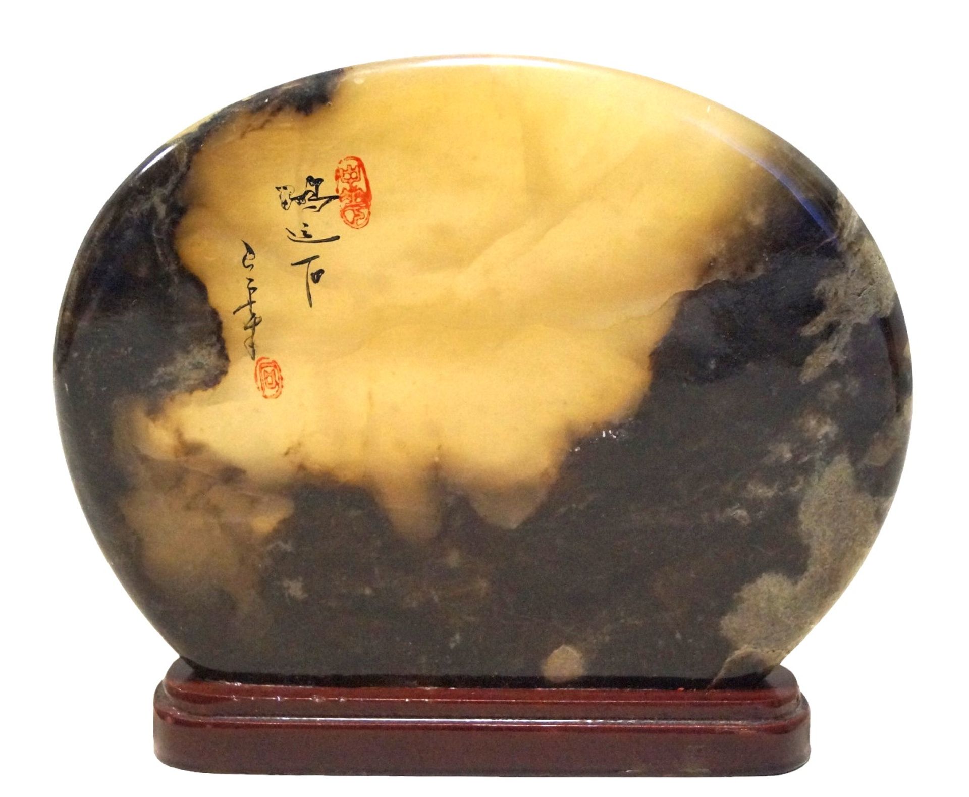 Größere Ziersteinscheibe, wohl aus Aragonit gefertigt; Oberfläche lackiert und mit asiatischen Schr
