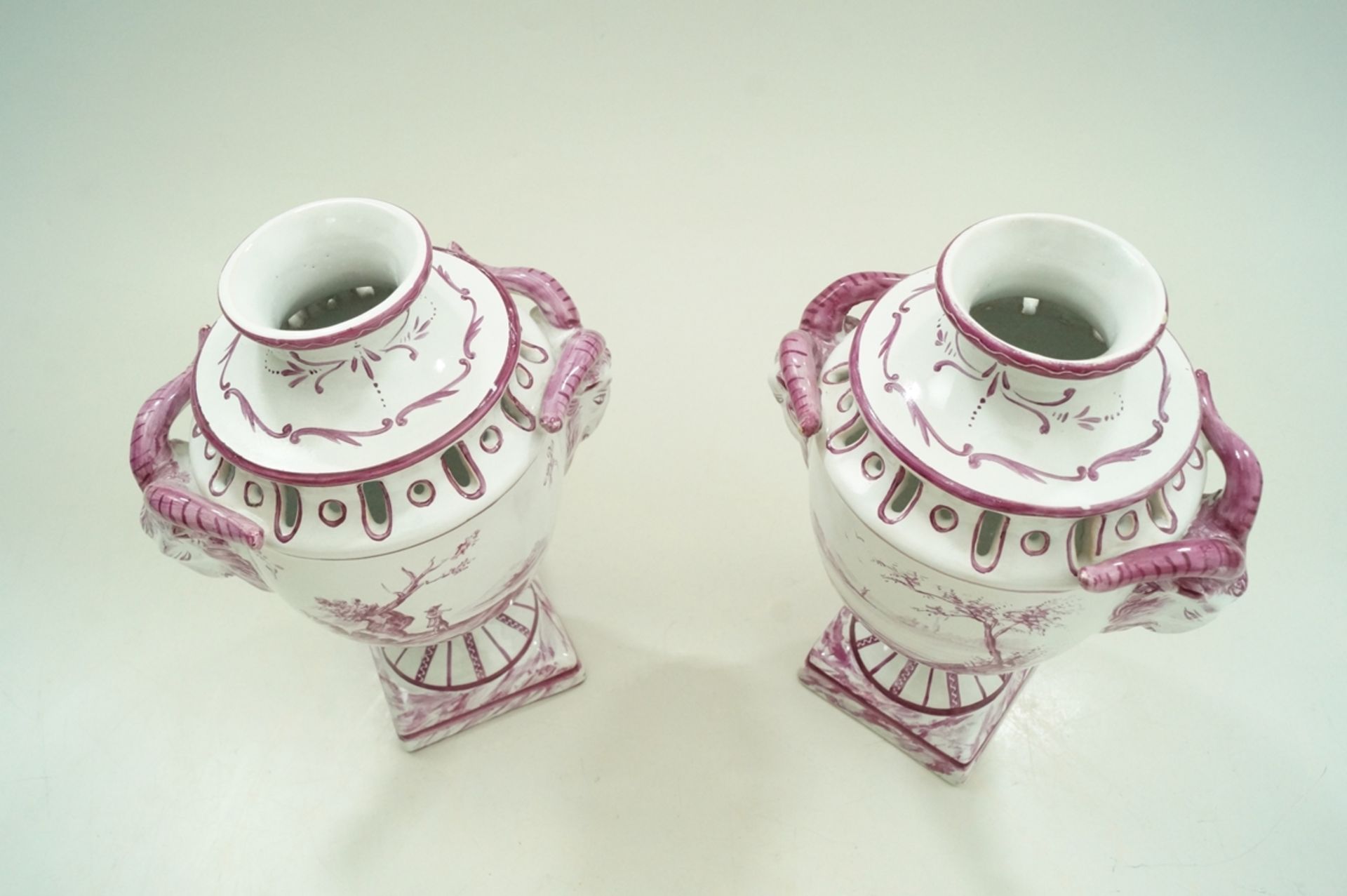 Ausgefallenes Pärchen Potpourri-Vasen mit seitlich angesetzten Widderköpfen; Fayence, in lilatönen  - Bild 2 aus 5