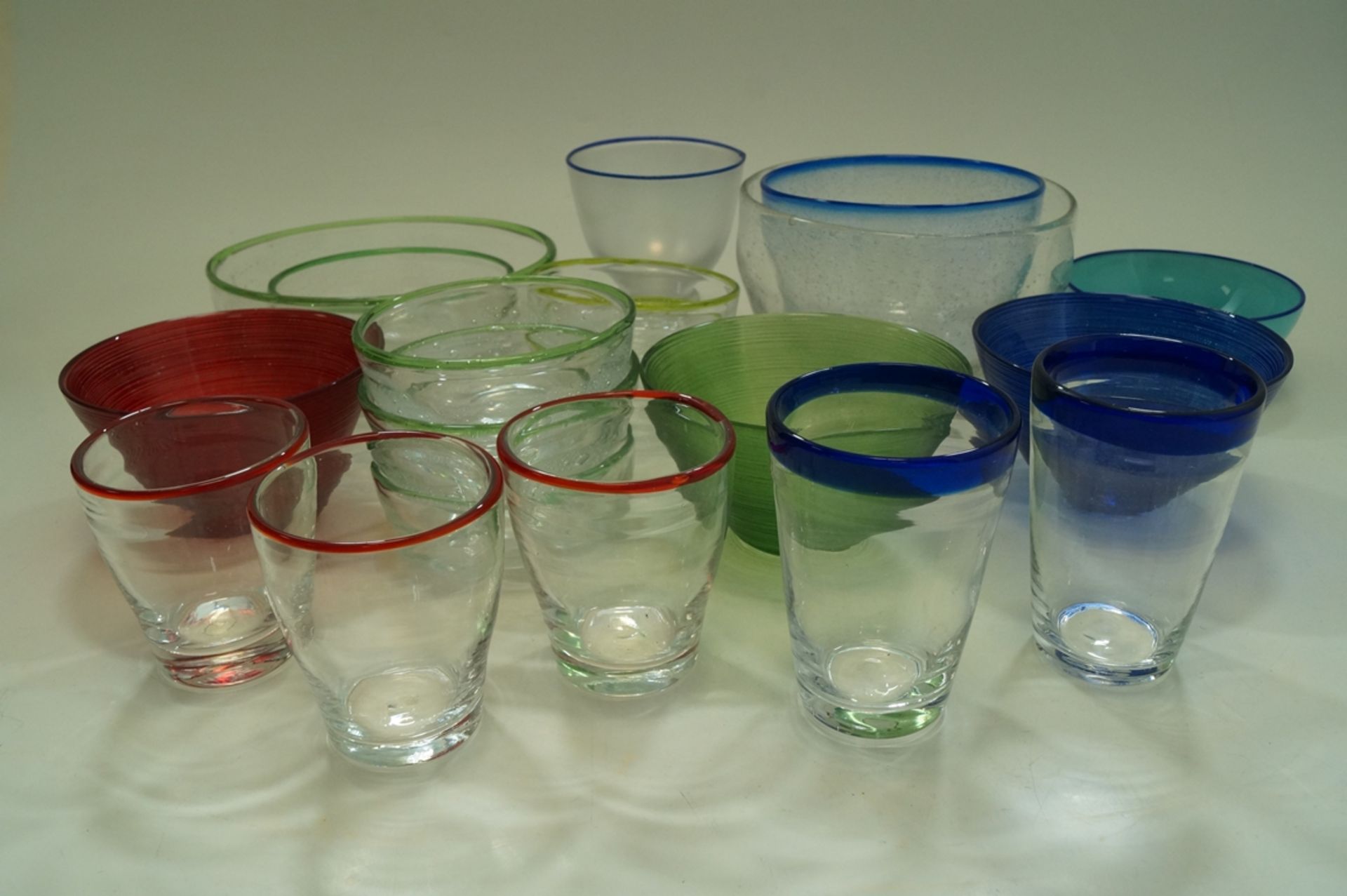 Großes Konvolut aus Handgearbeiteten Gebrauchsglasobjekten; in Summe 19 Teile Schüsseln und Gläser; - Image 2 of 4