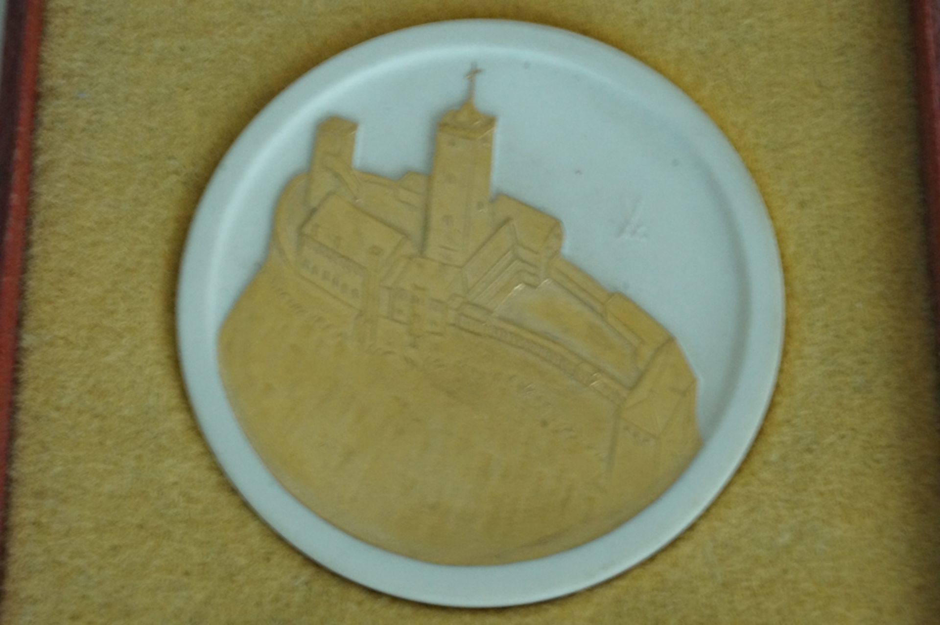 Meissen Porzellan-Medaille in Reliefform mit Darstellung der Wartburg als Erinnerungsmedaille für r - Bild 2 aus 4