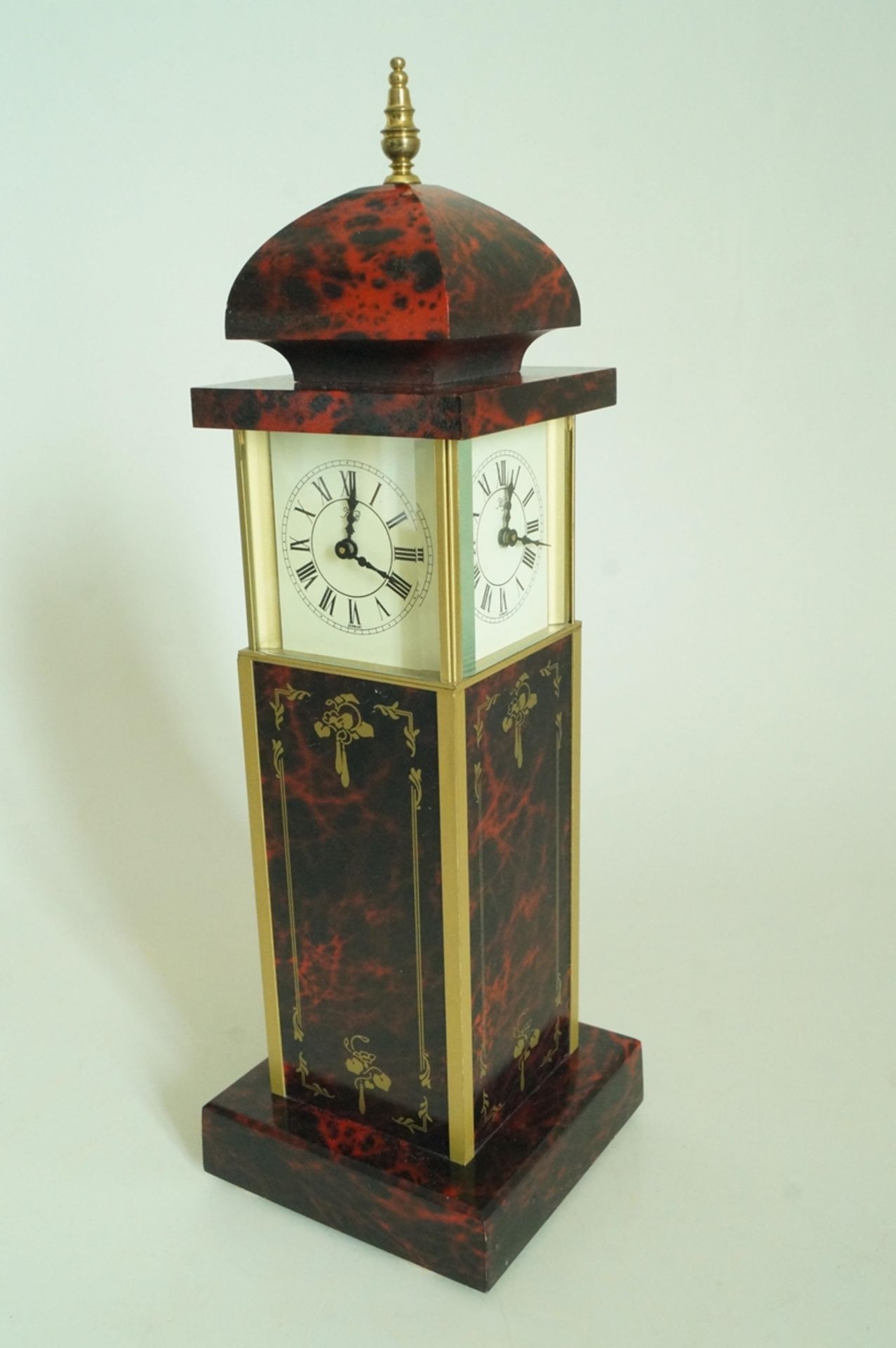 Hochwertige, neuzeitliche Vier-Seiten-Uhr in Form eines vierseitigen Turmes; alle Uhrzeiten gleichl