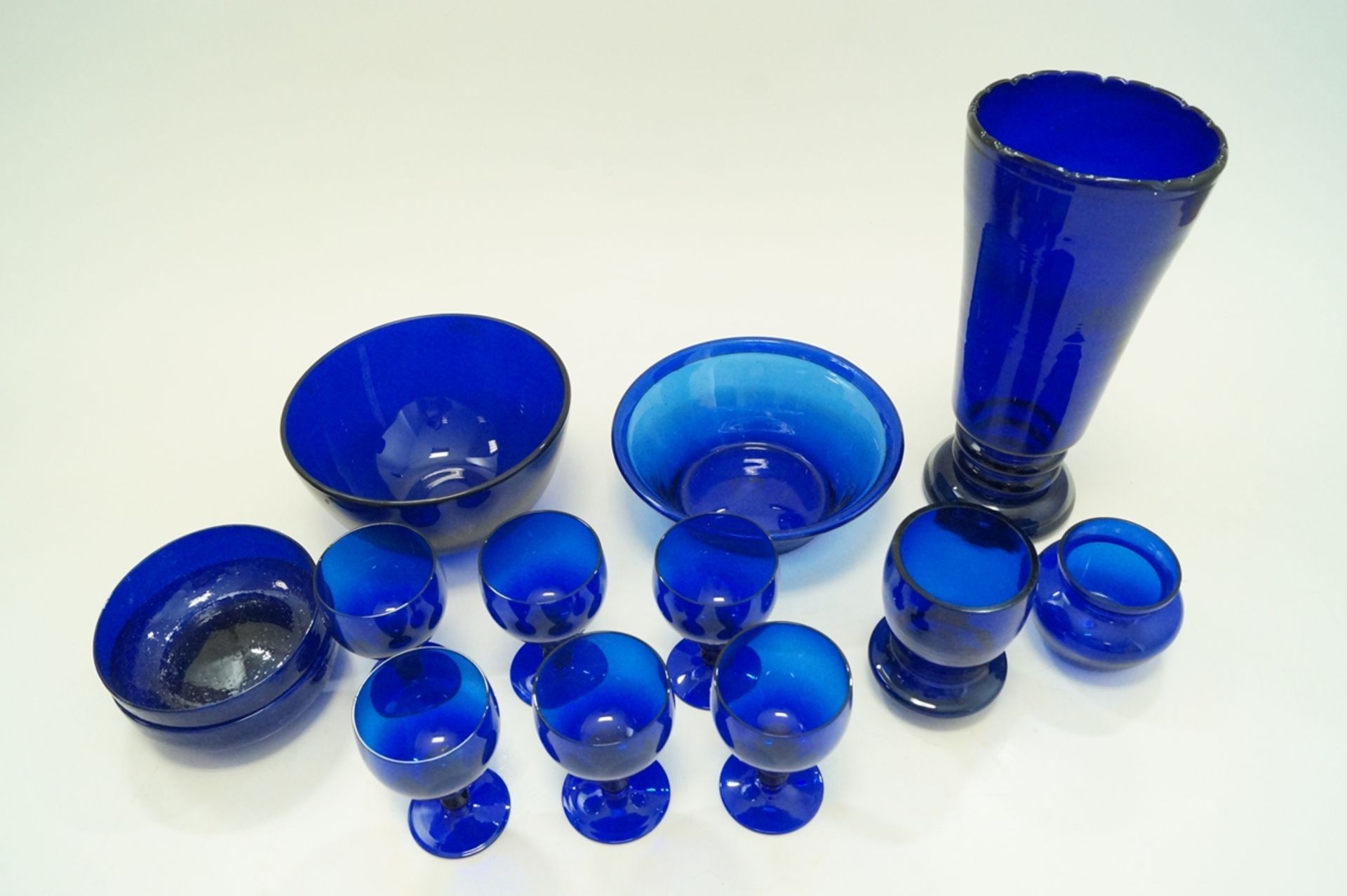 Konvolut aus insgesamt 13 Teilen blauem, handgearbeitetem Studioglas; dabei 3 Vasen, 2 Schüsseln, 2 - Bild 2 aus 4