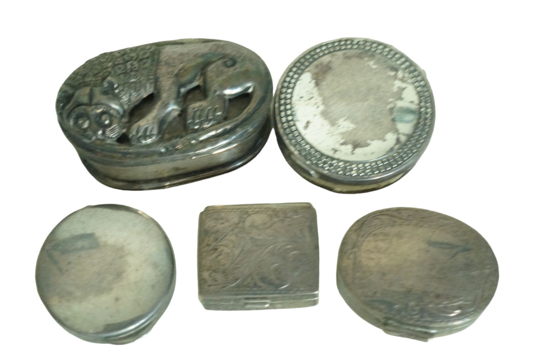 Kleines Konvolut aus insgesamt fünf kleinen Pillendosen mit Scharnierdeckeln; überwiegend Silber od - Bild 2 aus 3