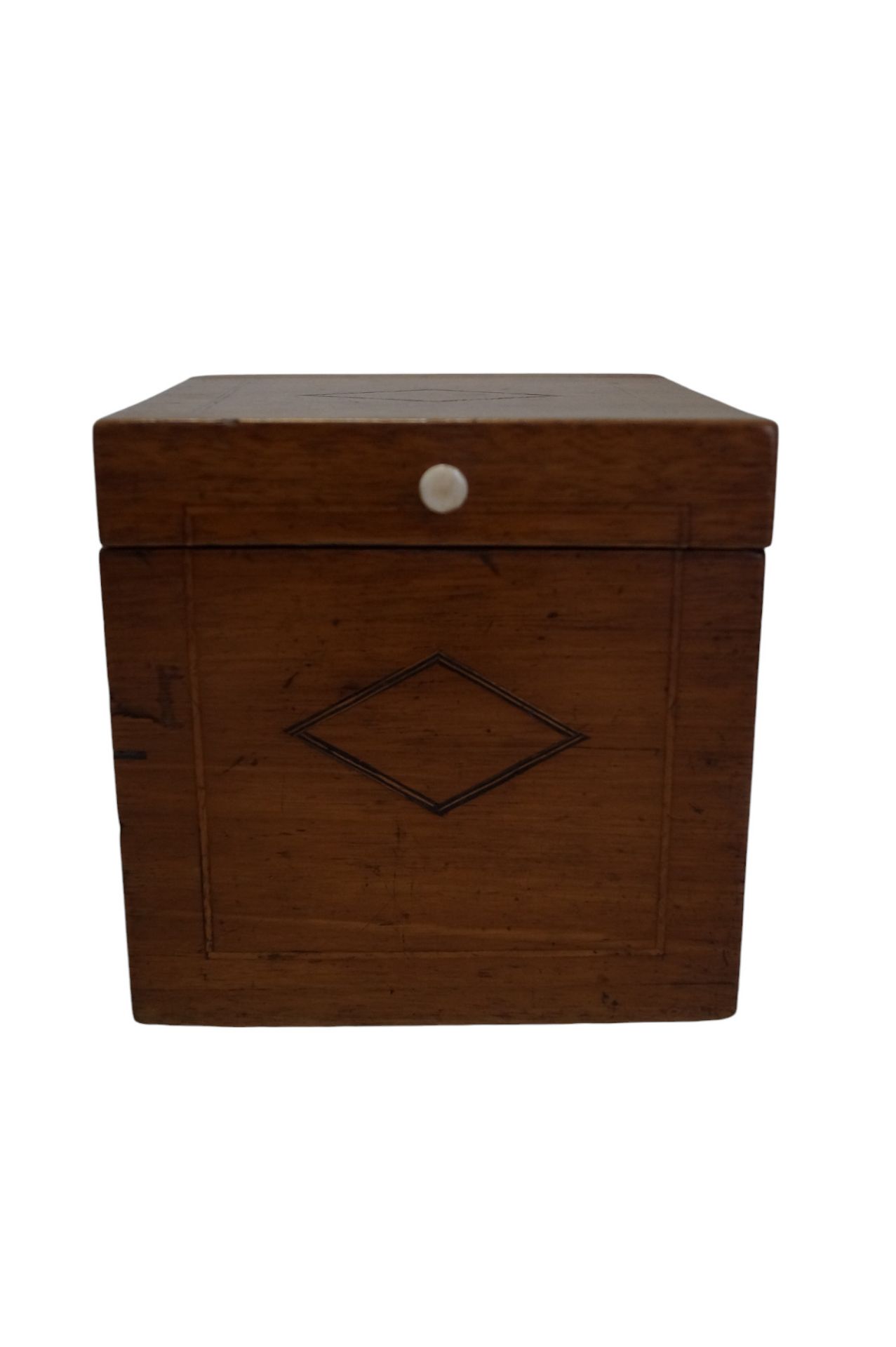 Alte, würfelförmige Aufbewahrungs-Holzbox, wohl einst für Tee oder kostbare Gewürze; umlaufend mit  - Image 2 of 3