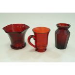 Kleines Konvolut aus drei rubinroten Glasobjekten; unterschiedliche Alter und Hersteller; teils Kla