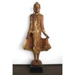 Stehender Buddha, wohl Thailand, 20. Jh.; Massivholz, plastisch geschnitzt; Rotlackgrund, goldfarbe