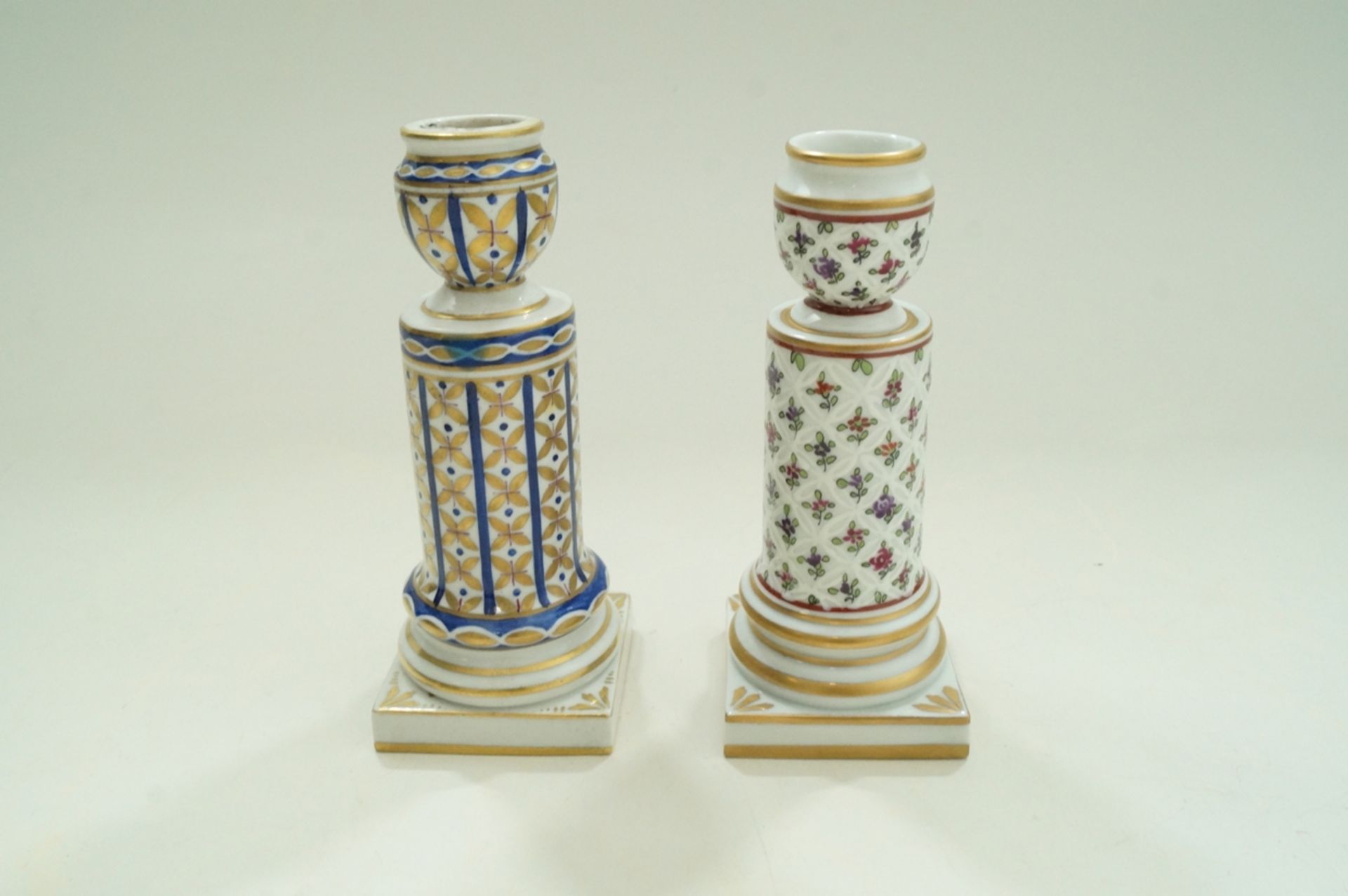 Zwei ausgefallene Porzellan-Kerzenleuchter, Potschappel Dresden; neuzeitlich; umlaufend handgemalte