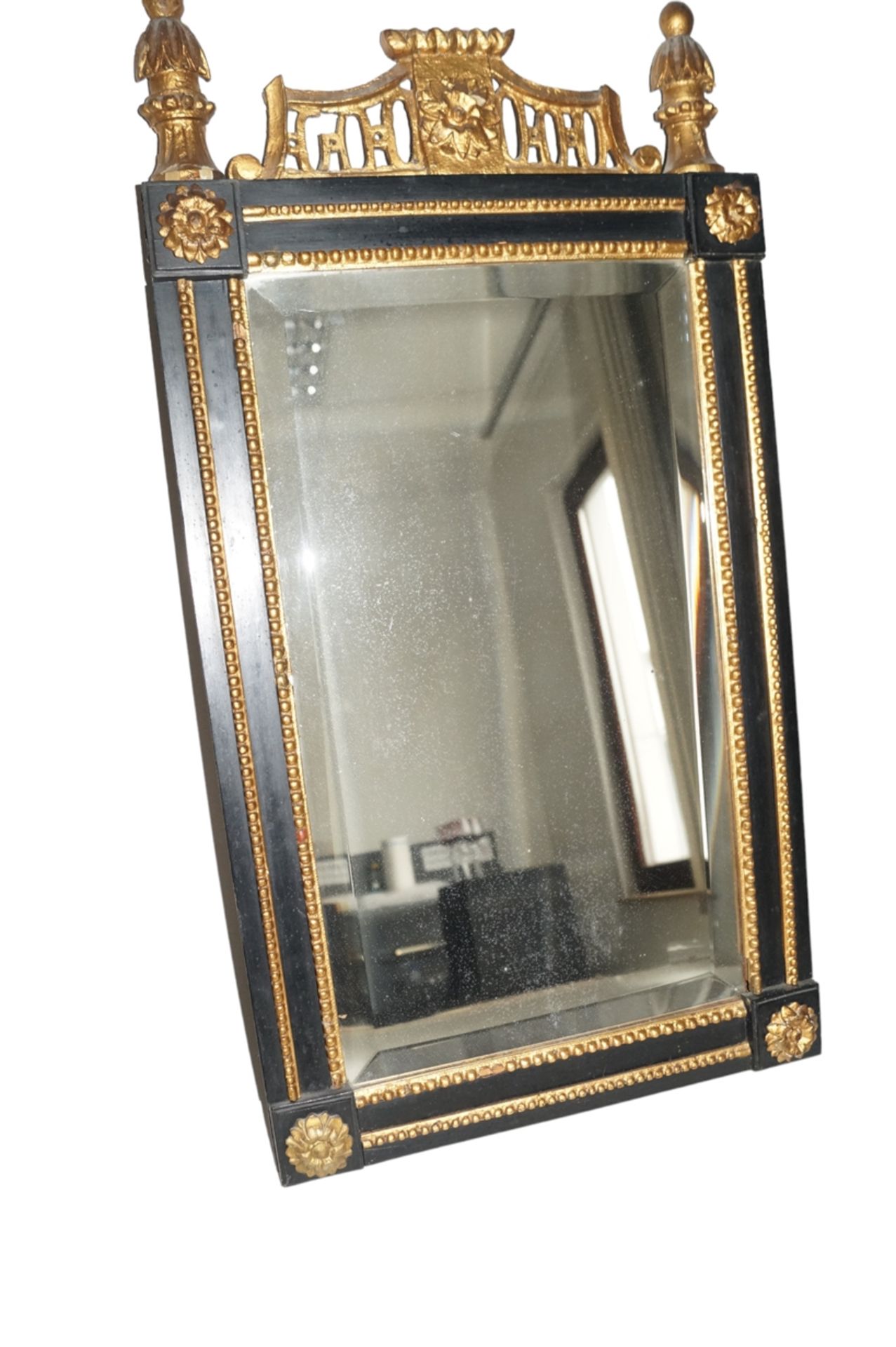 Alter Wandspiegel wohl aus der Zeit des französischen Empire um 1810; Spiegelglas mit Facettenschli