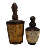 2 kleine Holzgefäße, wohl Parfumflacons, mit umlaufenden asiatisch, erotischen Darstellungen auf Be